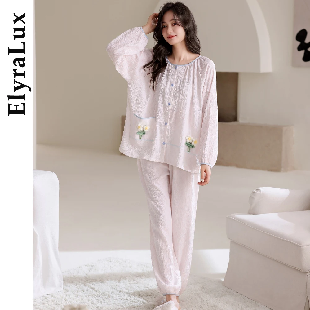 ElyraLux женский розовый пижамный комплект, топ на пуговицах с длинными рукавами и брюки с цветочной вышивкой, мягкая текстурированная одежда для сна для дома
ElyraLux женский розовый пижамный комплект, топ на пуговицах с длинными рукавами и брюки с цветочной вышивкой, мягкая текстурированная одежда для сна для дома