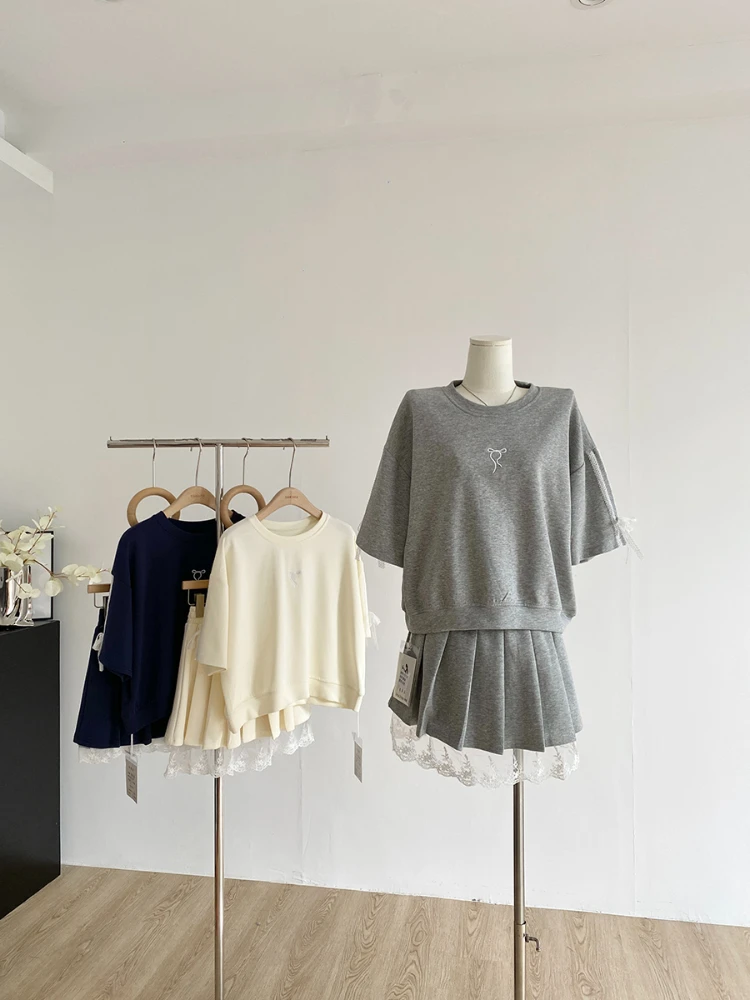 2025 Spring Summer New Arriival Lace Bow Short Sleeve Sweatshirt Short Pleated Skirt Two Piece Set Women Outfits
2025 Spring Summer New Arriival Lace Bow Short Sleeve Sweatshirt Short Pleated Skirt Two Piece Set Women Outfits