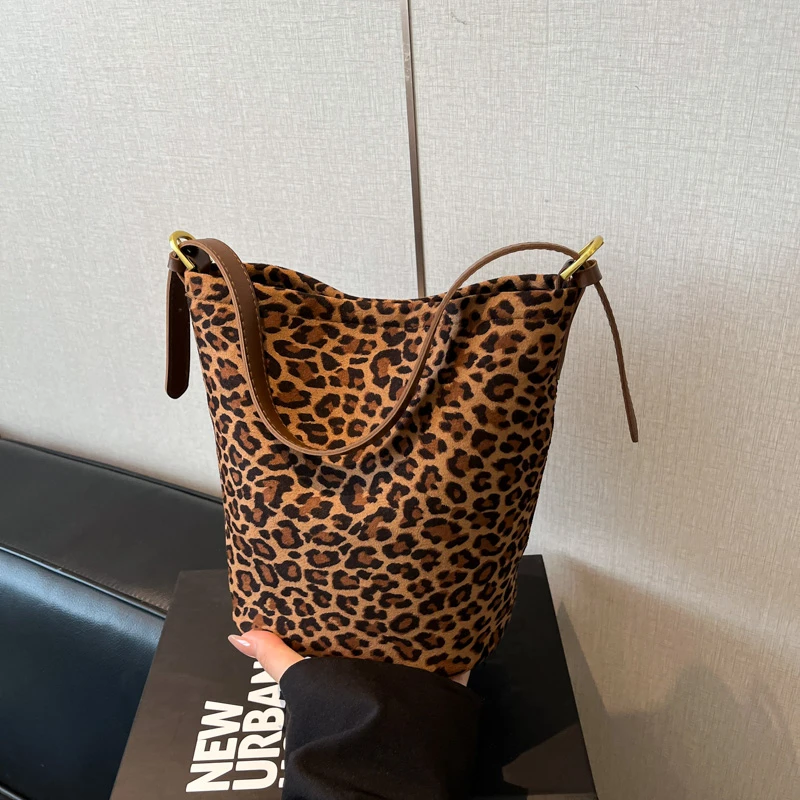 Ведро большой емкости из искусственной замши с леопардовым принтом, осенние универсальные сумки в стиле ретро 2025 года, хит продаж, женские сумки, новые модные сумки на плечо
Ведро большой емкости из искусственной замши с леопардовым принтом, осенние универсальные сумки в стиле ретро 2025 года, хит продаж, женские сумки, новые модные сумки на плечо