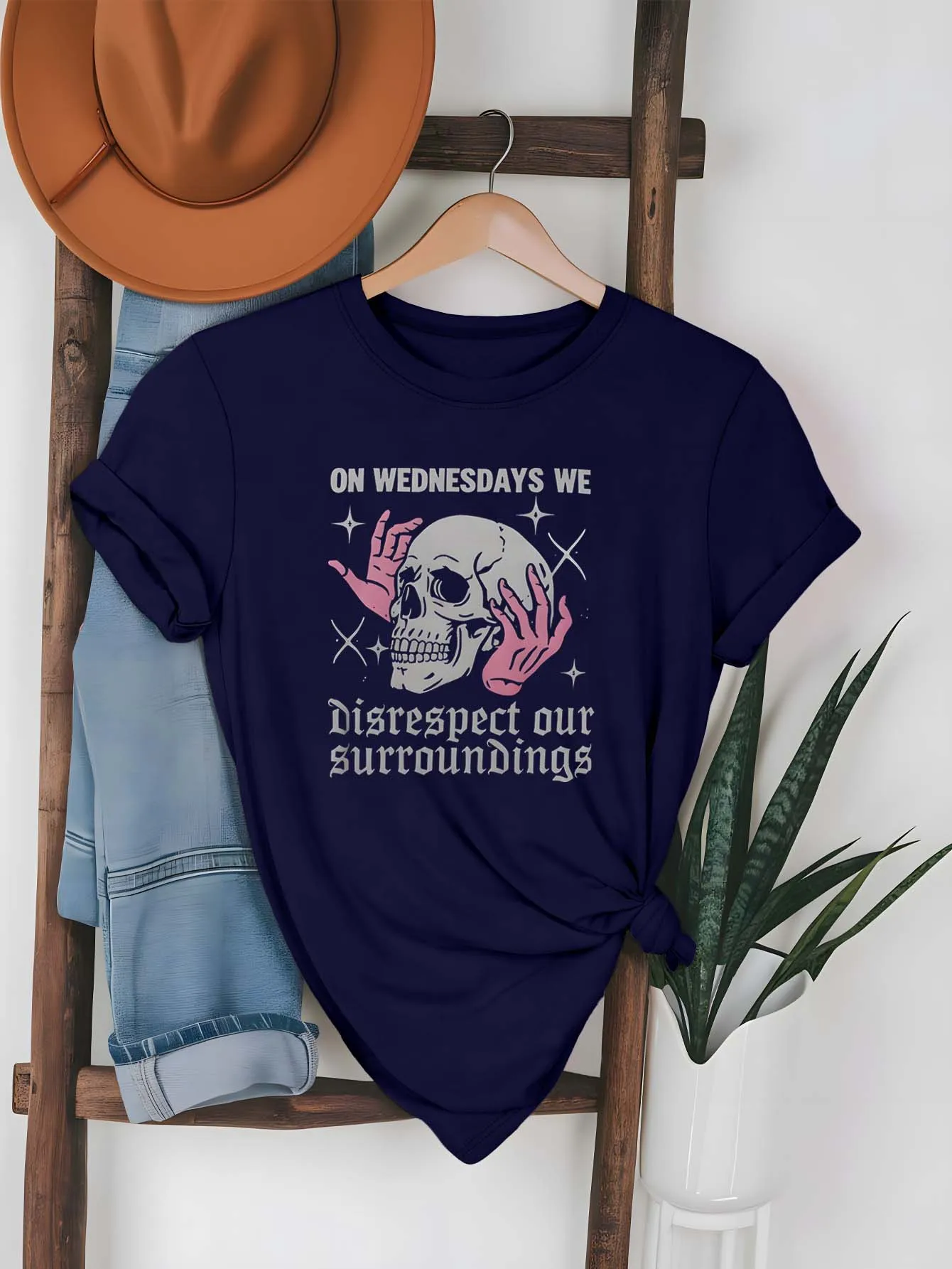 Стильный мотив черепа больших размеров с блестящими акцентами, модная одежда для смелых видов 
Стильный мотив черепа больших размеров с блестящими акцентами, модная одежда для смелых видов