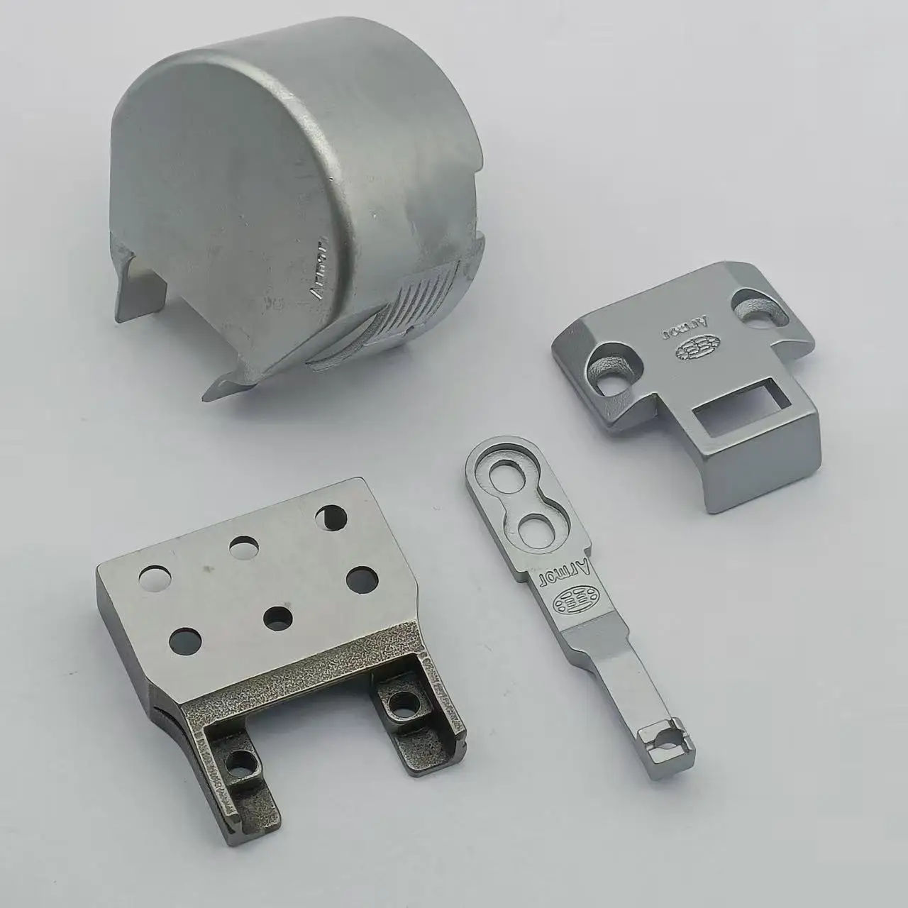 Комплект для обновления высокоскоростной швейной машины 246 с небольшим футляром для шпульки, изготовленной на заказ игольной пластиной, защитной крышкой челнока
Комплект для обновления высокоскоростной швейной машины 246 с небольшим футляром для шпульки, изготовленной на заказ игольной пластиной, защитной крышкой челнока