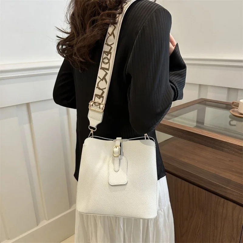 Полированно-элегантная новинка 2025 года, женская роскошная брендовая кожаная сумка на плечо, известный дизайнер, популярная повседневная элегантная сумка
Полированно-элегантная новинка 2025 года, женская роскошная брендовая кожаная сумка на плечо, известный дизайнер, популярная повседневная элегантная сумка 