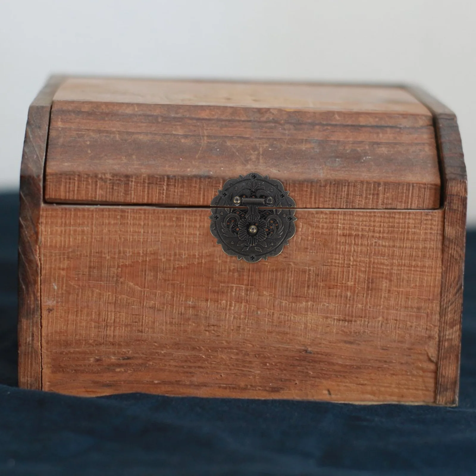 1 Set Vintage Wooden Box Buckle Zinc Alloy Embossing Lock With Mounting Screws For Jewelry Trinket Drawer Cabinet Furniture
1 Set Vintage Wooden Box Buckle Zinc Alloy Embossing Lock With Mounting Screws For Jewelry Trinket Drawer Cabinet Furniture