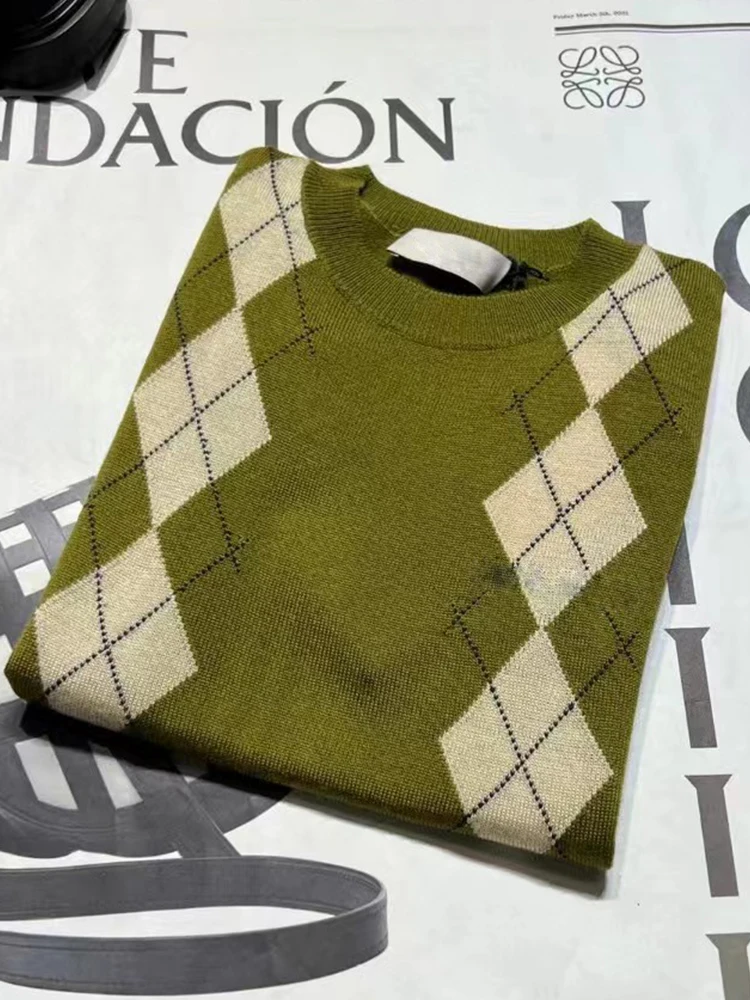 Designer retro diamond cashmere knit pullover 2024 fall women's new fashion all-in-one straight wool short-sleeved T-shirt
Designer retro diamond cashmere knit pullover 2024 fall women's new fashion all-in-one straight wool short-sleeved T-shirt