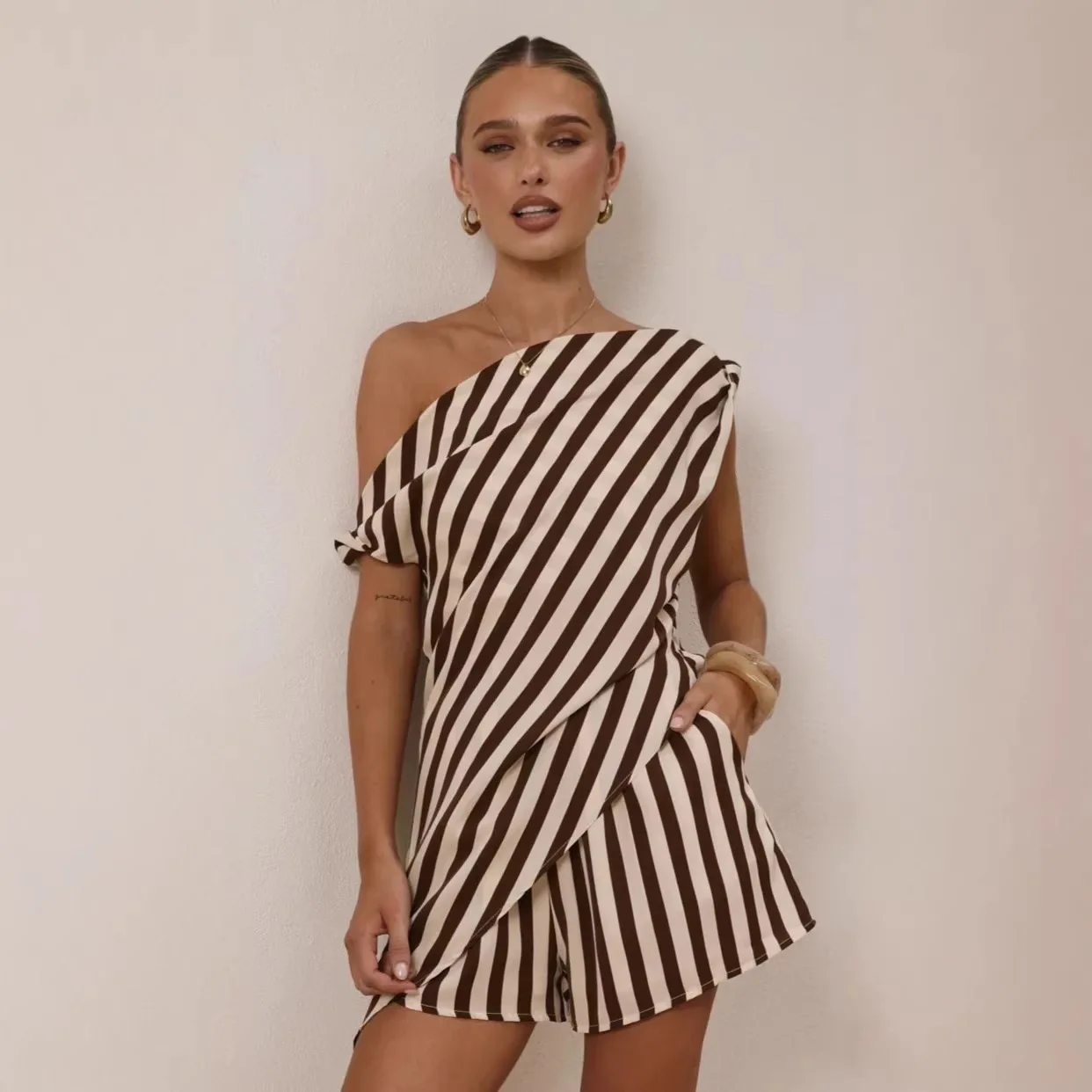 Summer New Print Short Sets Women Irregular Slant Collar Sleeveless T Shirt Shorts Two Piece Set Fashion Casual Female Clothing
Summer New Print Short Sets Women Irregular Slant Collar Sleeveless T Shirt Shorts Two Piece Set Fashion Casual Female Clothing