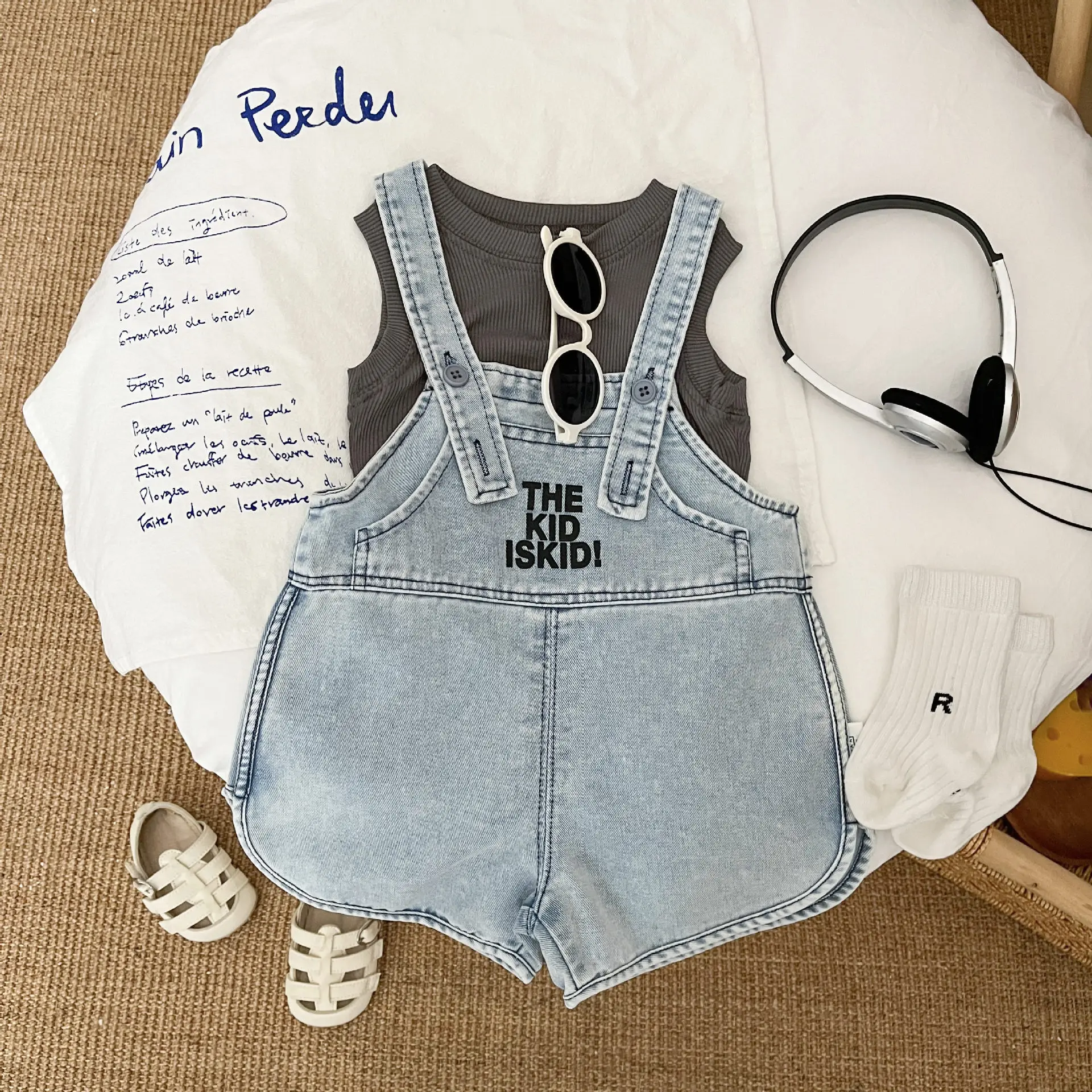 Korean Version Baby Clothes Summer Boys and Girls Baby Denim Shoulder Shorts Jumpsuit Newborn Short Sleeved Crawling Suit Thin
Korean Version Baby Clothes Summer Boys and Girls Baby Denim Shoulder Shorts Jumpsuit Newborn Short Sleeved Crawling Suit Thin