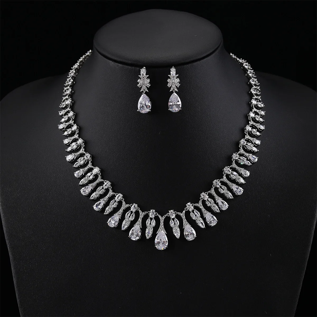 Luxury 2pcs Water Drop Cubic Zirconia Necklace And Earrings For Bride Wedding Jewelry Set Celebration Accessories CN10733
Luxury 2pcs Water Drop Cubic Zirconia Necklace And Earrings For Bride Wedding Jewelry Set Celebration Accessories CN10733