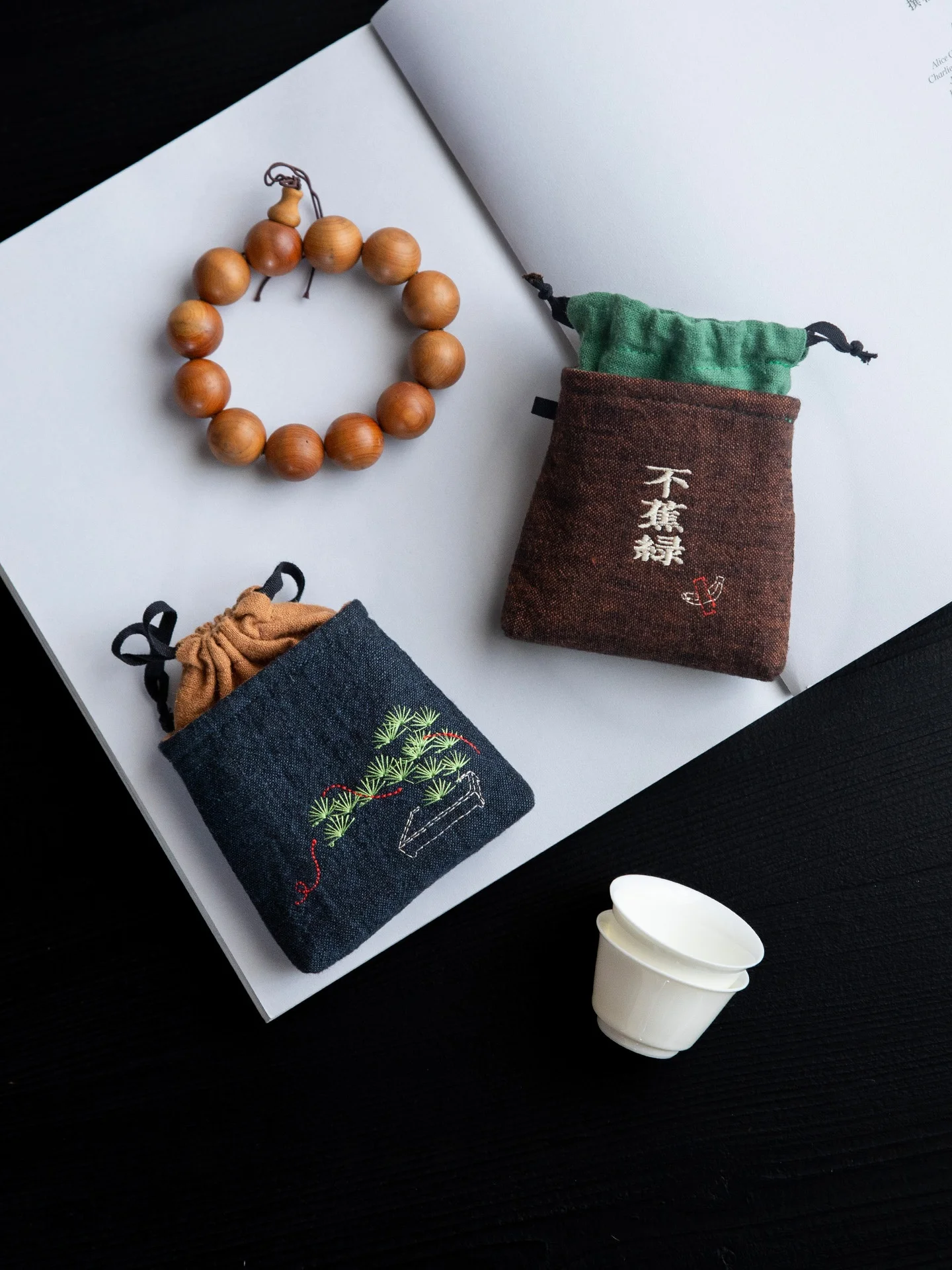 Thickened Linen Tea Cup Protection Bag Creative Calligraphy And Artwork Storage Pouch Handmade Embroidery Drawstring Jewelry ...
Thickened Linen Tea Cup Protection Bag Creative Calligraphy And Artwork Storage Pouch Handmade Embroidery Drawstring Jewelry ...
