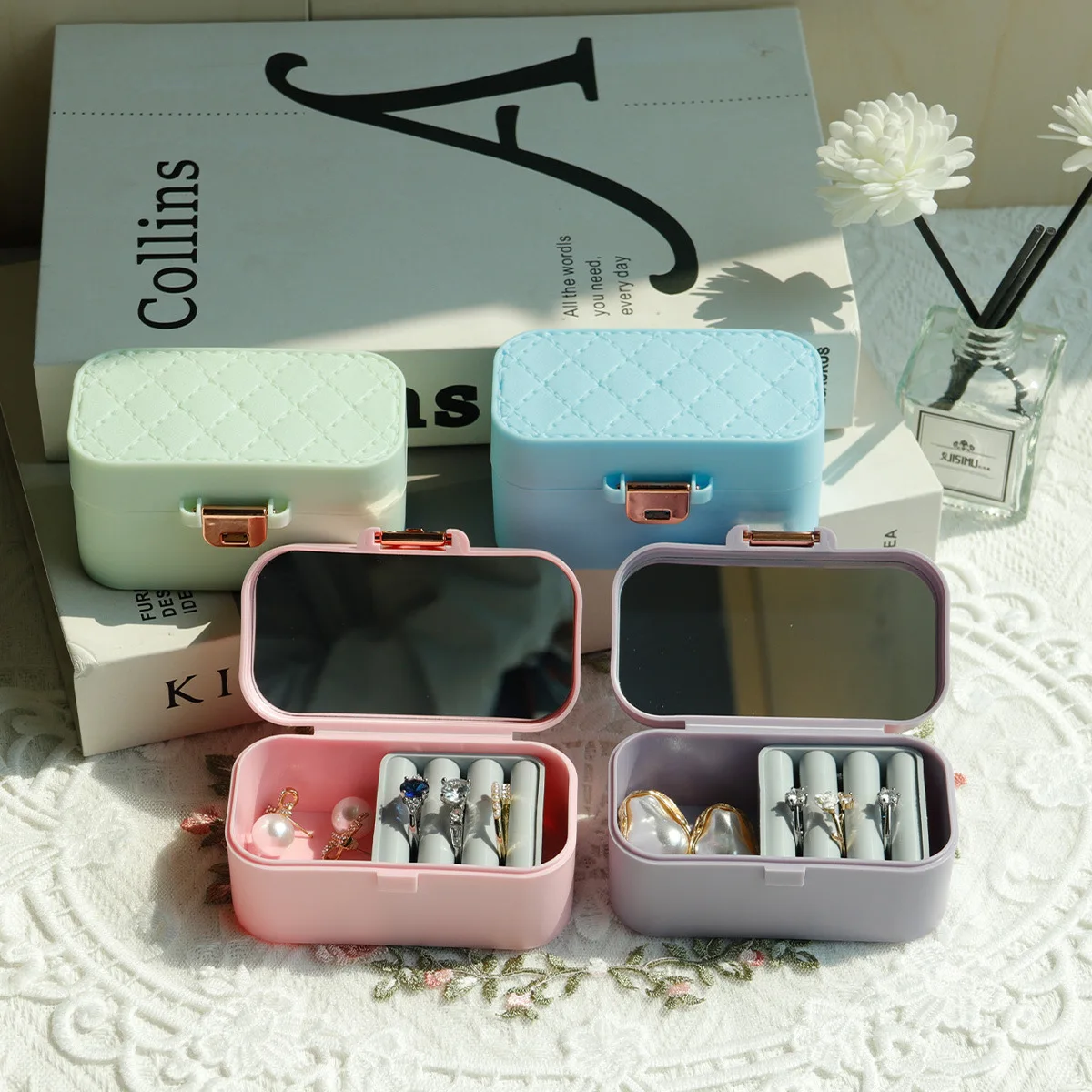Jewelry storage box - Portable jewelry box for travel storage - Stud earrings, necklace, ring, bracelet - Exquisite mini small j
Jewelry storage box - Portable jewelry box for travel storage - Stud earrings, necklace, ring, bracelet - Exquisite mini small j
