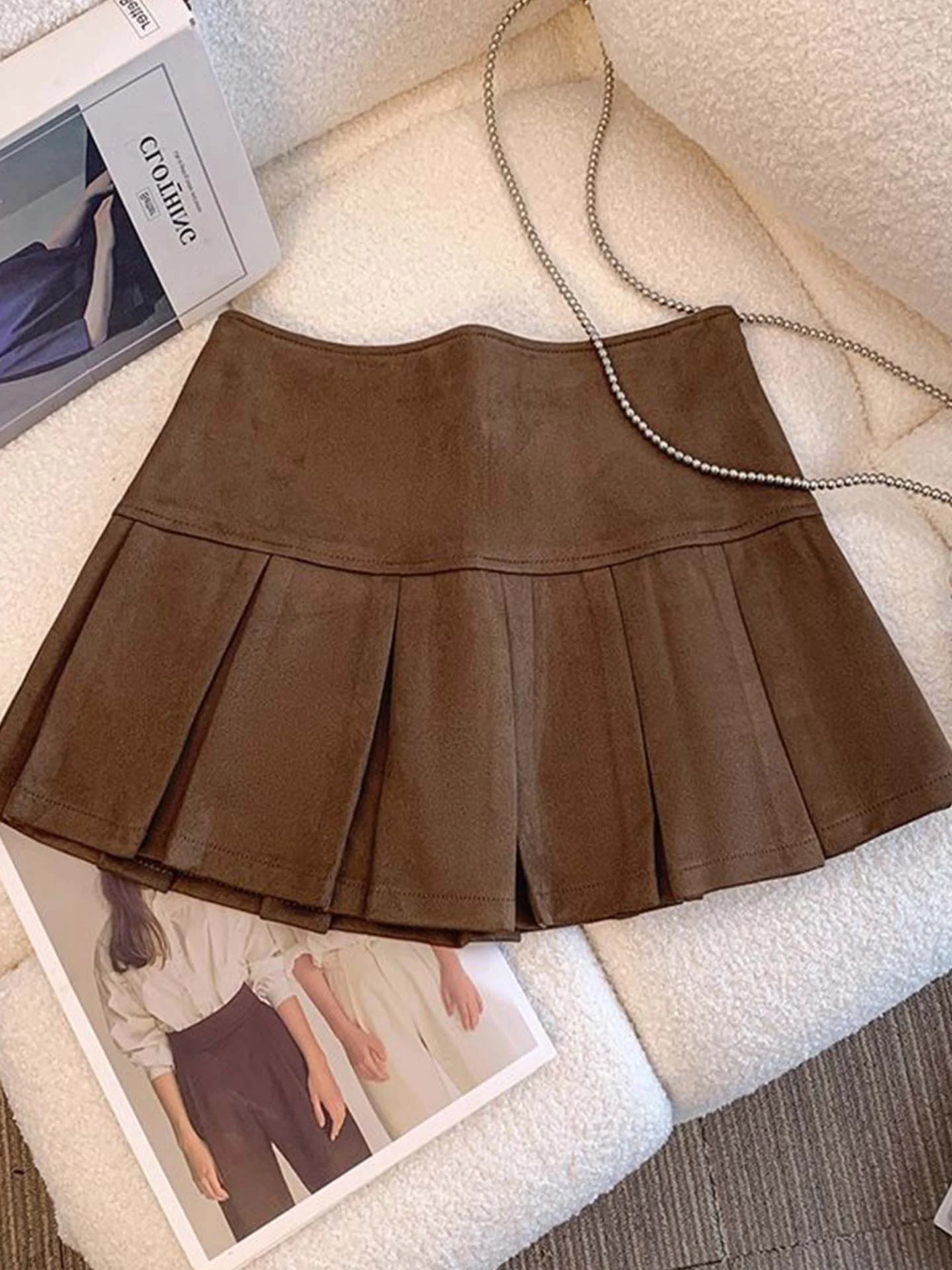 Ретро-юбка А-силуэта из бархатной кожи цвета хаки в американском стиле для женщин: повседневная, с завышенной талией, плиссированная, стройнящая
Ретро-юбка А-силуэта из бархатной кожи цвета хаки в американском стиле для женщин: повседневная, с завышенной талией, плиссированная, стройнящая