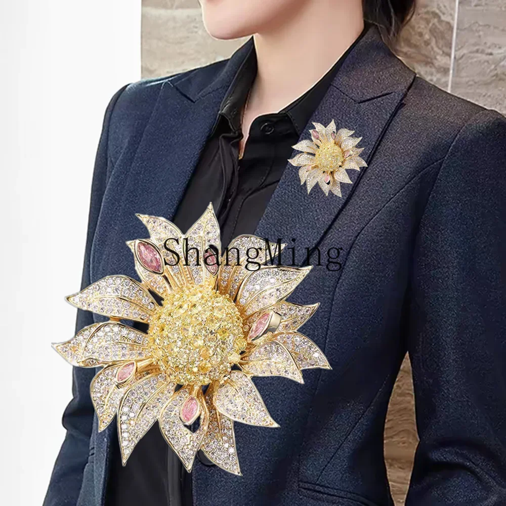 CLL heavy court sunflower brooch women's luxury full diamond brooch elegant temperament versatile clothing pin gift
CLL heavy court sunflower brooch women's luxury full diamond brooch elegant temperament versatile clothing pin gift