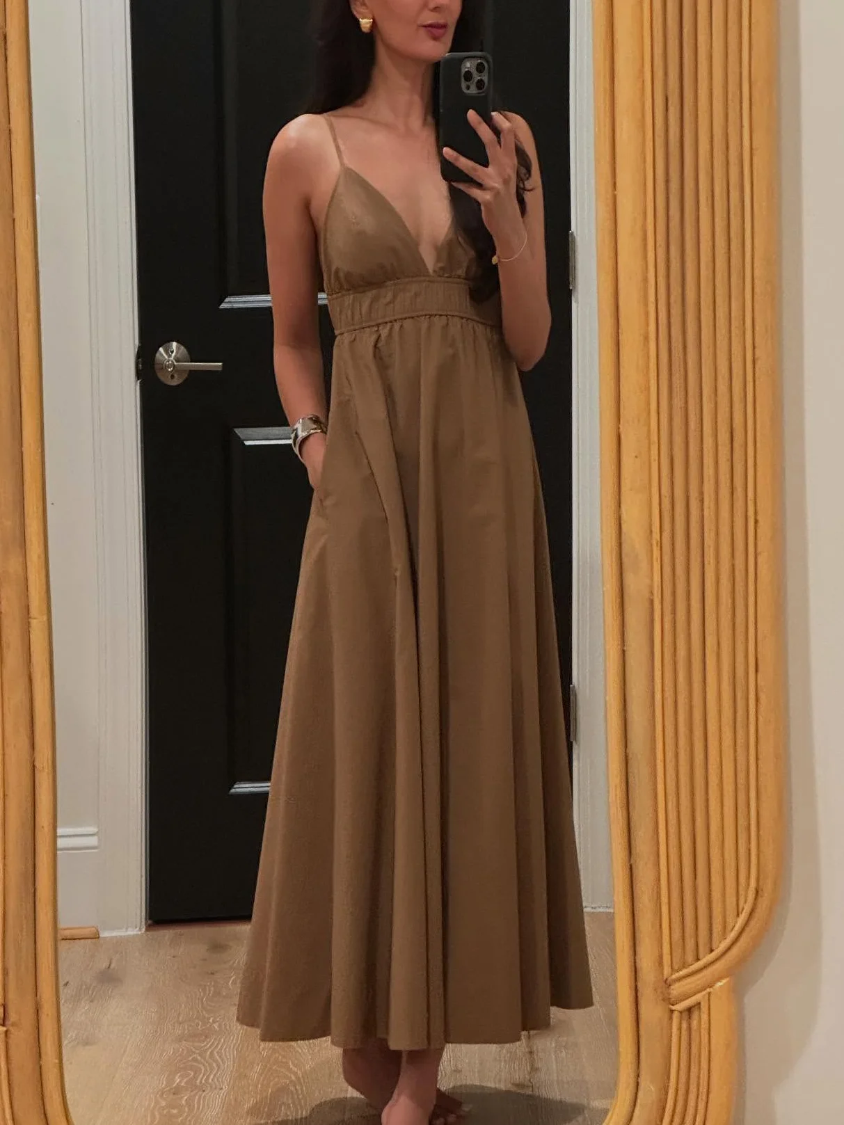 Women's Summer Elegant Female Wrinkles Design Sexy Sling Dress Female Solid V-Neck Sleeveless Backless Casual Midi Dress
Women's Summer Elegant Female Wrinkles Design Sexy Sling Dress Female Solid V-Neck Sleeveless Backless Casual Midi Dress