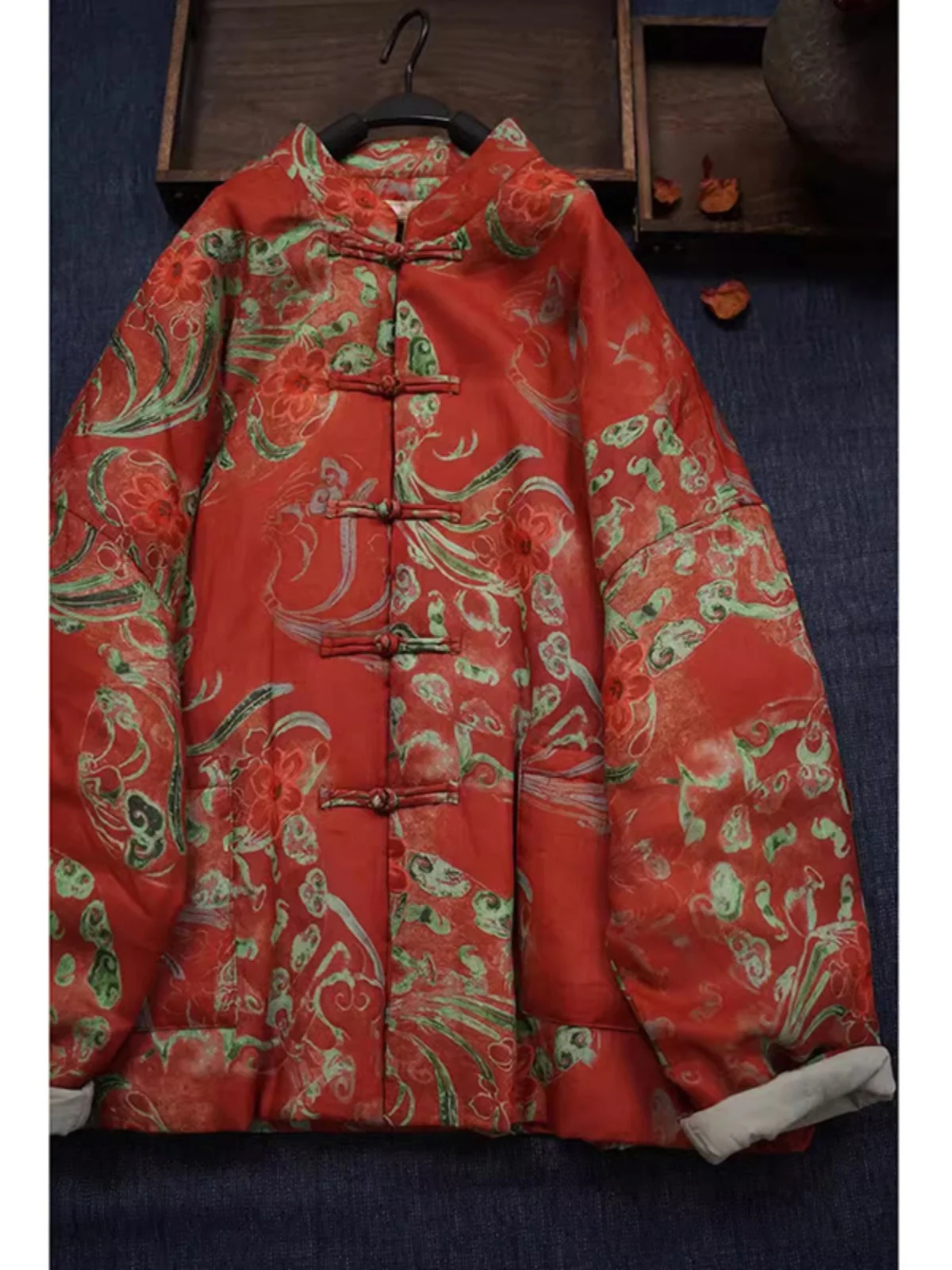 Новый китайский женский хлопковый джет с цветочным принтом и воротником на пуговицах, зимняя хлопковая одежда Thiened, корейская версия
Новый китайский женский хлопковый джет с цветочным принтом и воротником на пуговицах, зимняя хлопковая одежда Thiened, корейская версия