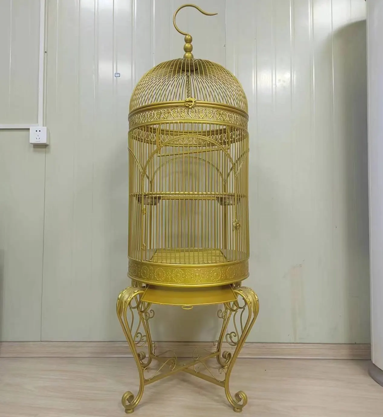 Wrought iron bird cage, parrot bird cage starling, large outdoor villa bird cage decoration
Wrought iron bird cage, parrot bird cage starling, large outdoor villa bird cage decoration