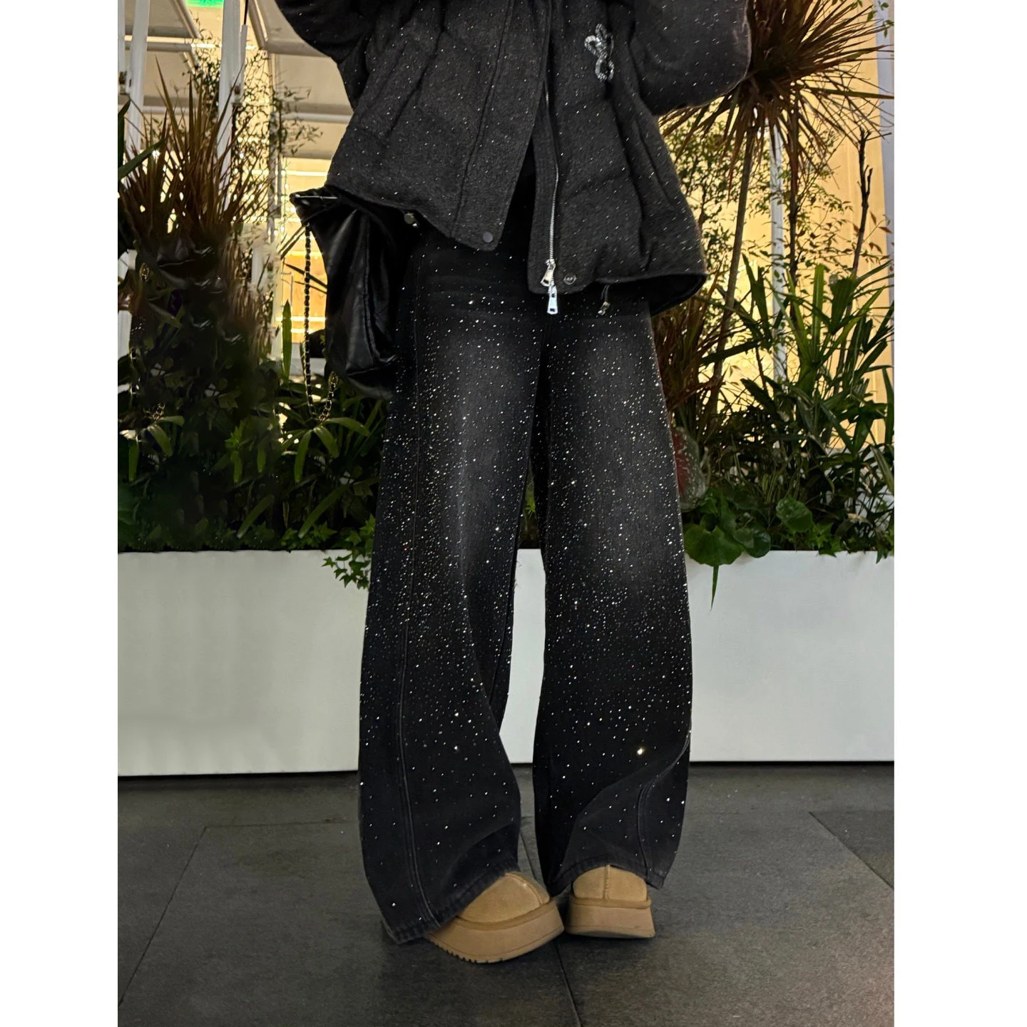 European-Style Rhinestone-Studded Shiny Straight-Leg Jeans for Women, 2026 Spring New Fashion, High-End Craftsmanship Wide-Leg Pants
European-Style Rhinestone-Studded Shiny Straight-Leg Jeans for Women, 2026 Spring New Fashion, High-End Craftsmanship Wide-Leg Pants
