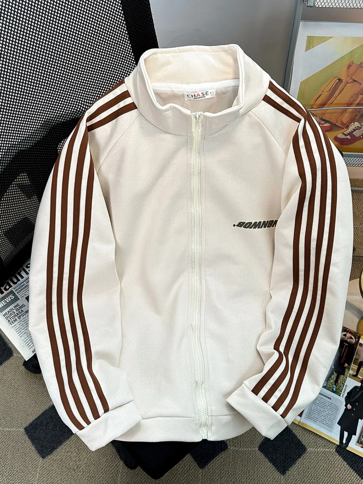 Men's Suede Jaet Spring Autumn Loose Casual Stripe Stand Collar Zipper Sve Youth Faion Baseball Sle Outerwear
Men's Suede Jaet Spring Autumn Loose Casual Stripe Stand Collar Zipper Sve Youth Faion Baseball Sle Outerwear