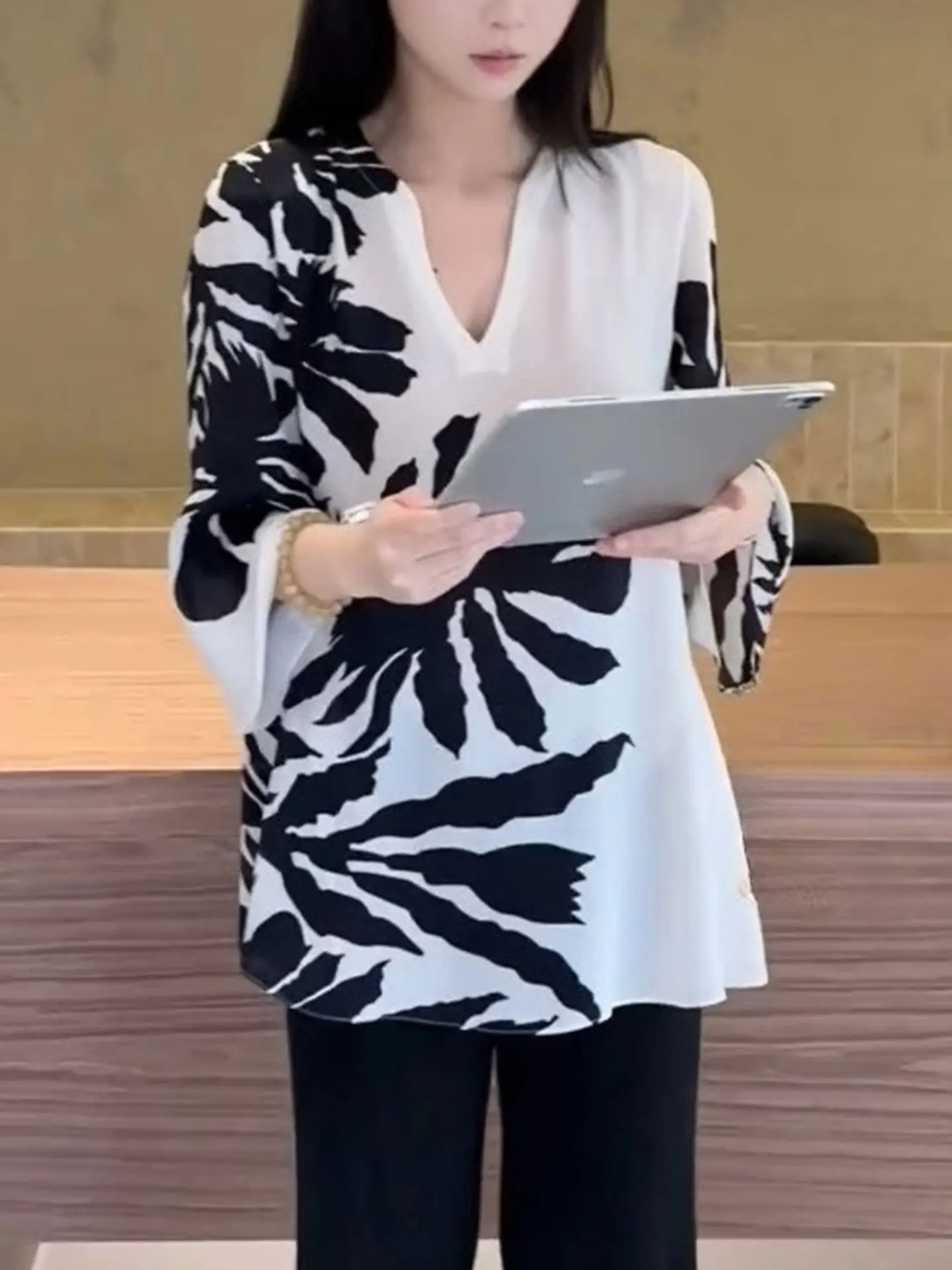 Faionable Retro Print Loose ort Sve Women's Top Color Blo Design V-Ne Korean Sle Silk Blend Summer irt
Faionable Retro Print Loose ort Sve Women's Top Color Blo Design V-Ne Korean Sle Silk Blend Summer irt