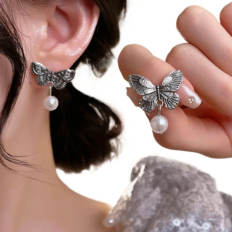 A pair of retro elegant alloy earrings, irregular butterfly imitation pearl earrings, suitable for women's leisure and entertai
A pair of retro elegant alloy earrings, irregular butterfly imitation pearl earrings, suitable for women's leisure and entertai