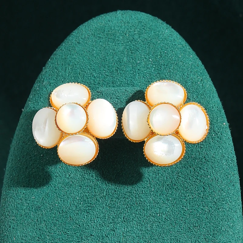Vintage Large White Moonstone Stud Earrings Natural Stone Flower Antique Gold Plated Luxury Charm Banquet Women Jewelry
Vintage Large White Moonstone Stud Earrings Natural Stone Flower Antique Gold Plated Luxury Charm Banquet Women Jewelry