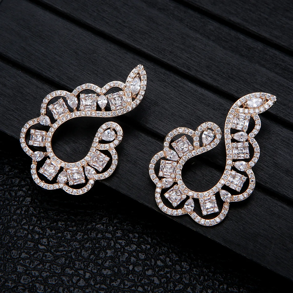 HIBRIDE Retro Dazzling U-shaped sliver color Earrings Women's Daily Decoration Light Luxury Jewelry Wedding Ball Gift E364
HIBRIDE Retro Dazzling U-shaped sliver color Earrings Women's Daily Decoration Light Luxury Jewelry Wedding Ball Gift E364