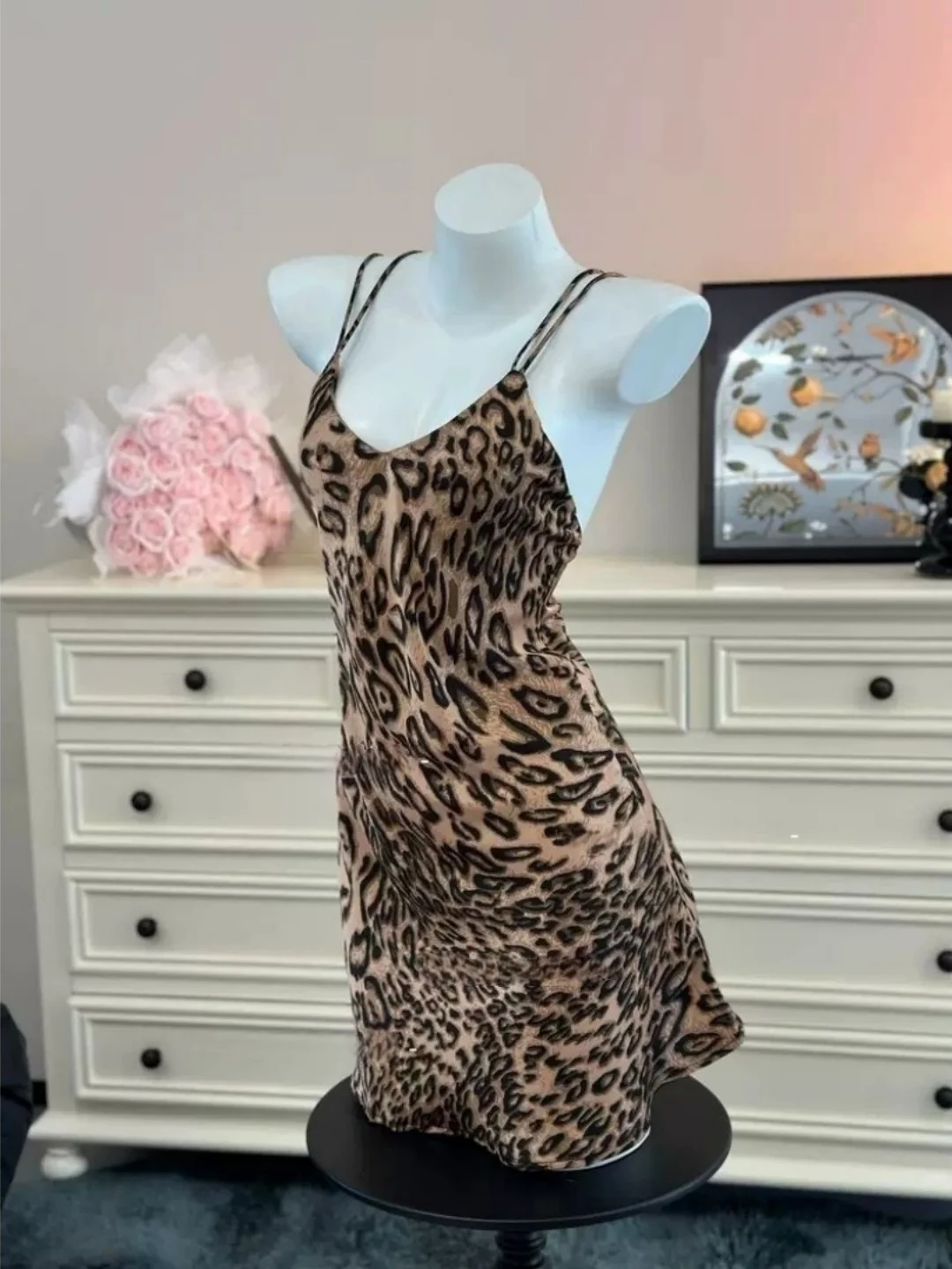 Sexy Leopard Print Chemise Nightgown V-Neck Sleeveless Thin Ice Silk Home Clothes Sleepwear Large Size 300 Pounds Short Skirt
Sexy Leopard Print Chemise Nightgown V-Neck Sleeveless Thin Ice Silk Home Clothes Sleepwear Large Size 300 Pounds Short Skirt