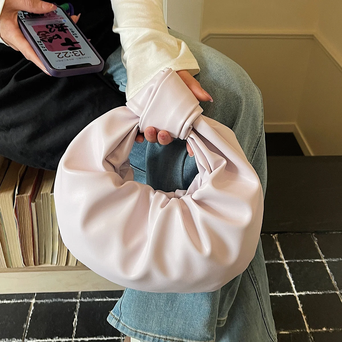 Niche Fashion Pleated Handbag New Solid Color Textured Leather Versatile Simple Handbag
Niche Fashion Pleated Handbag New Solid Color Textured Leather Versatile Simple Handbag