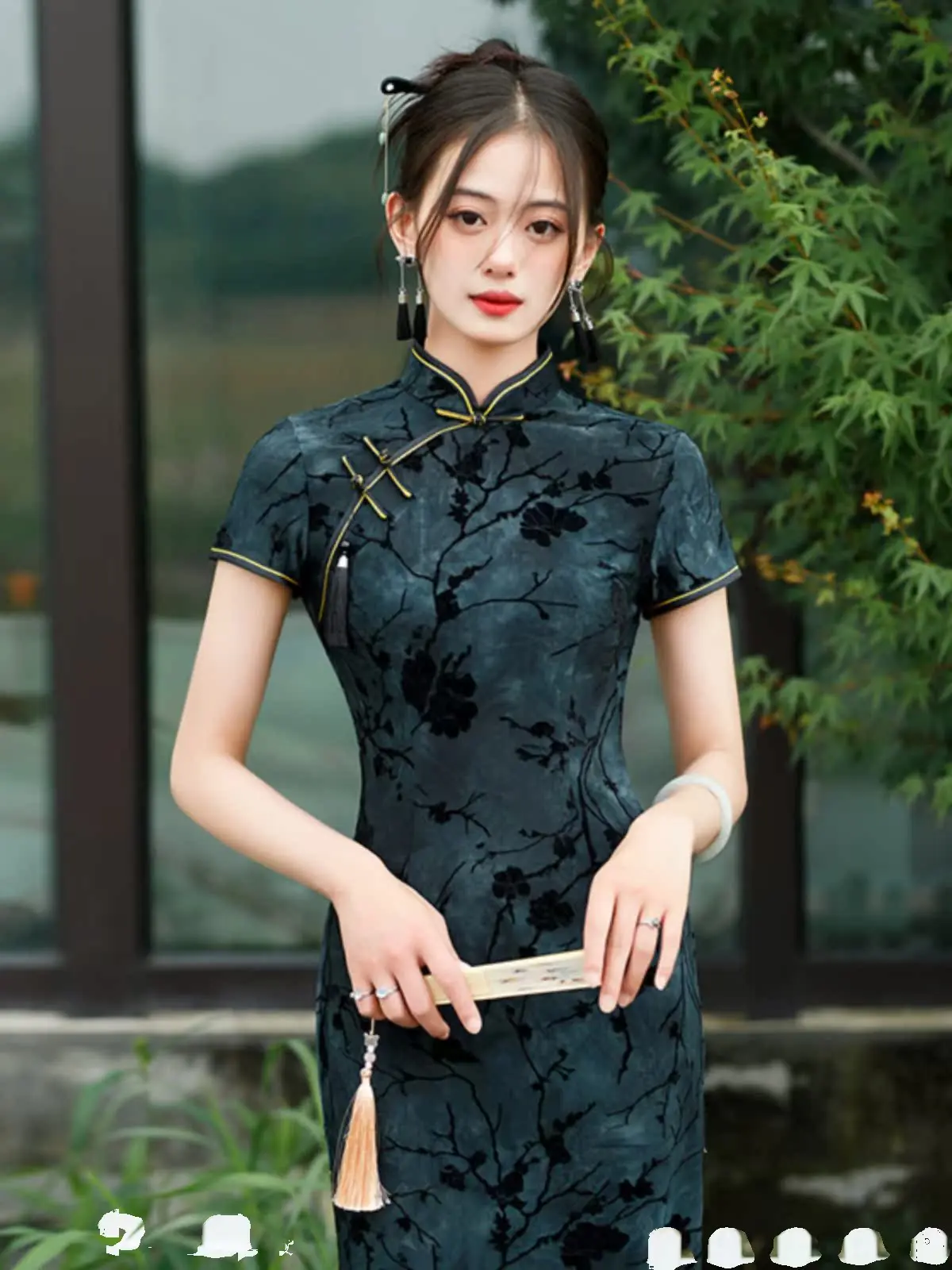 Длинное платье для молодых женщин в винтажном стиле с высоким разрезом, повседневное, с коротким рукавом, с цветочным принтом, в стиле ретро, модное в стиле Шанхай.
Длинное платье для молодых женщин в винтажном стиле с высоким разрезом, повседневное, с коротким рукавом, с цветочным принтом, в стиле ретро, модное в стиле Шанхай.