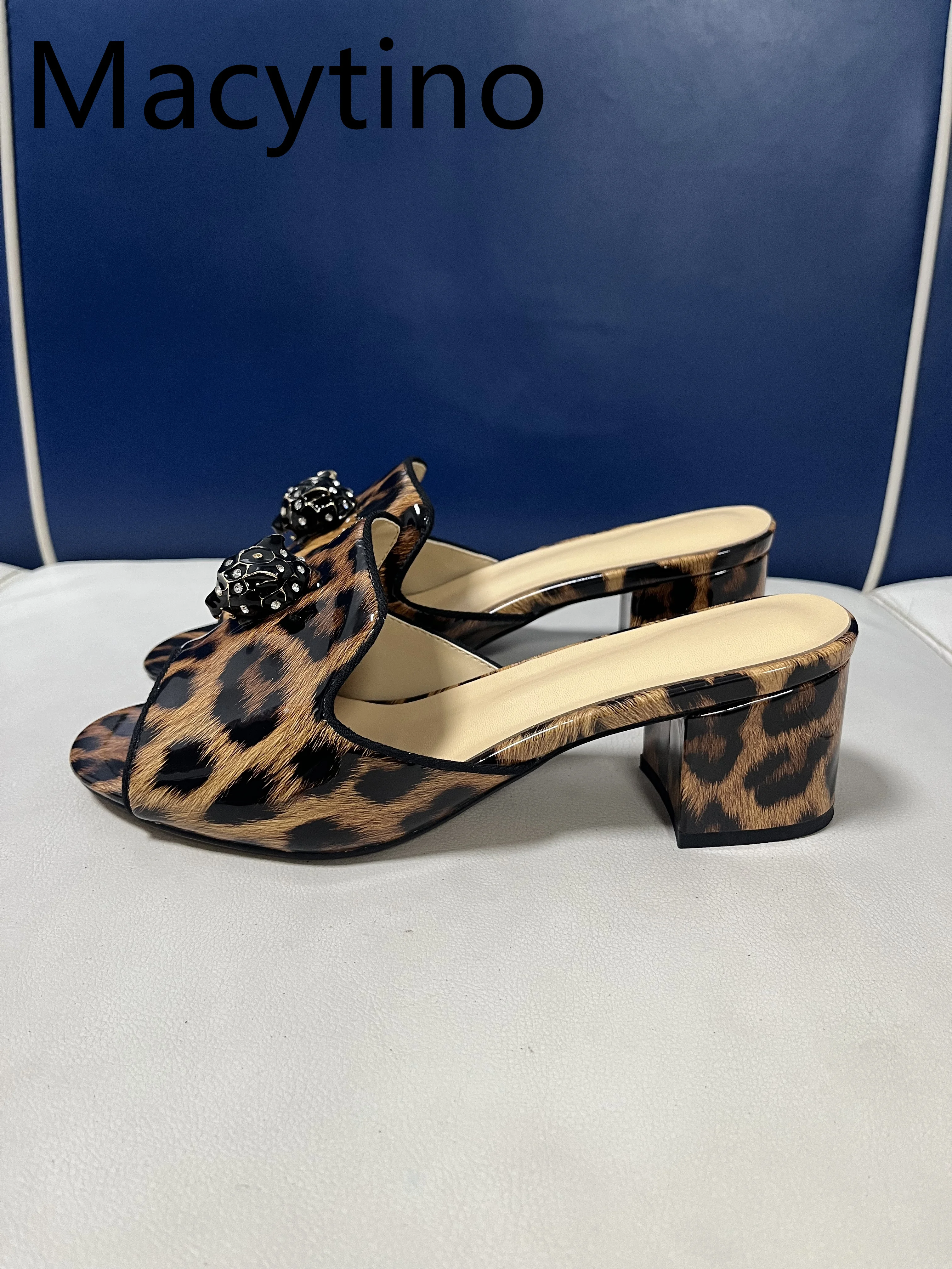 Women's Leopard Print High-Heeled Slippers with Metallic Accents Fashionable Slip-On Shoes for Casual Wear
Women's Leopard Print High-Heeled Slippers with Metallic Accents Fashionable Slip-On Shoes for Casual Wear
