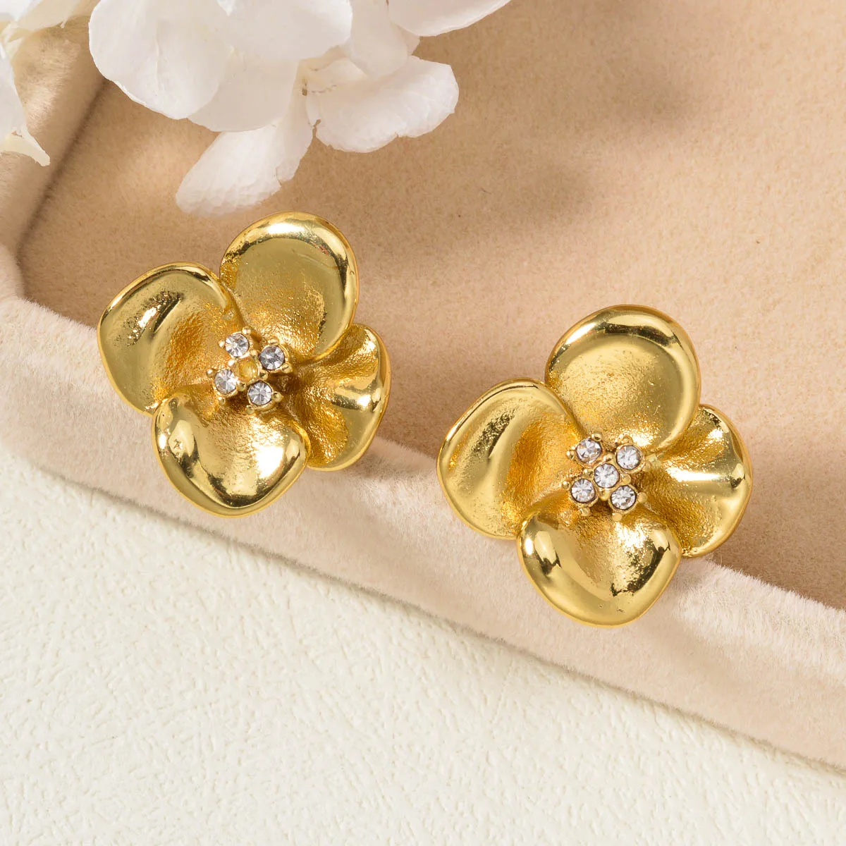 Vintage Gold Four Leaf Flower Stud Earrings For Women Crystal Earring Trendy Daily Wedding Cocktail Party Fashion Jewelry Gift
Vintage Gold Four Leaf Flower Stud Earrings For Women Crystal Earring Trendy Daily Wedding Cocktail Party Fashion Jewelry Gift