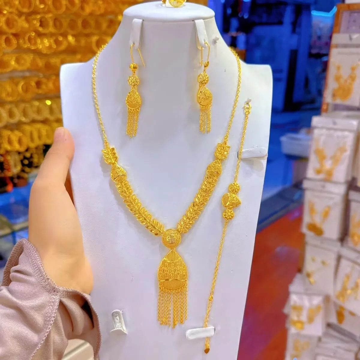 New Dubai 24K Gold Plated Necklace, Earrings, Rings, Bracelets for Women's Wedding Parties, Mother's Gifts, Jewelry Set YY10542
New Dubai 24K Gold Plated Necklace, Earrings, Rings, Bracelets for Women's Wedding Parties, Mother's Gifts, Jewelry Set YY10542