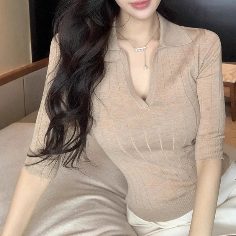 V-neck Leak Collarbone Pure Temperament Slim Fit and Slimming Short Sleeved Knitted Top
V-neck Leak Collarbone Pure Temperament Slim Fit and Slimming Short Sleeved Knitted Top