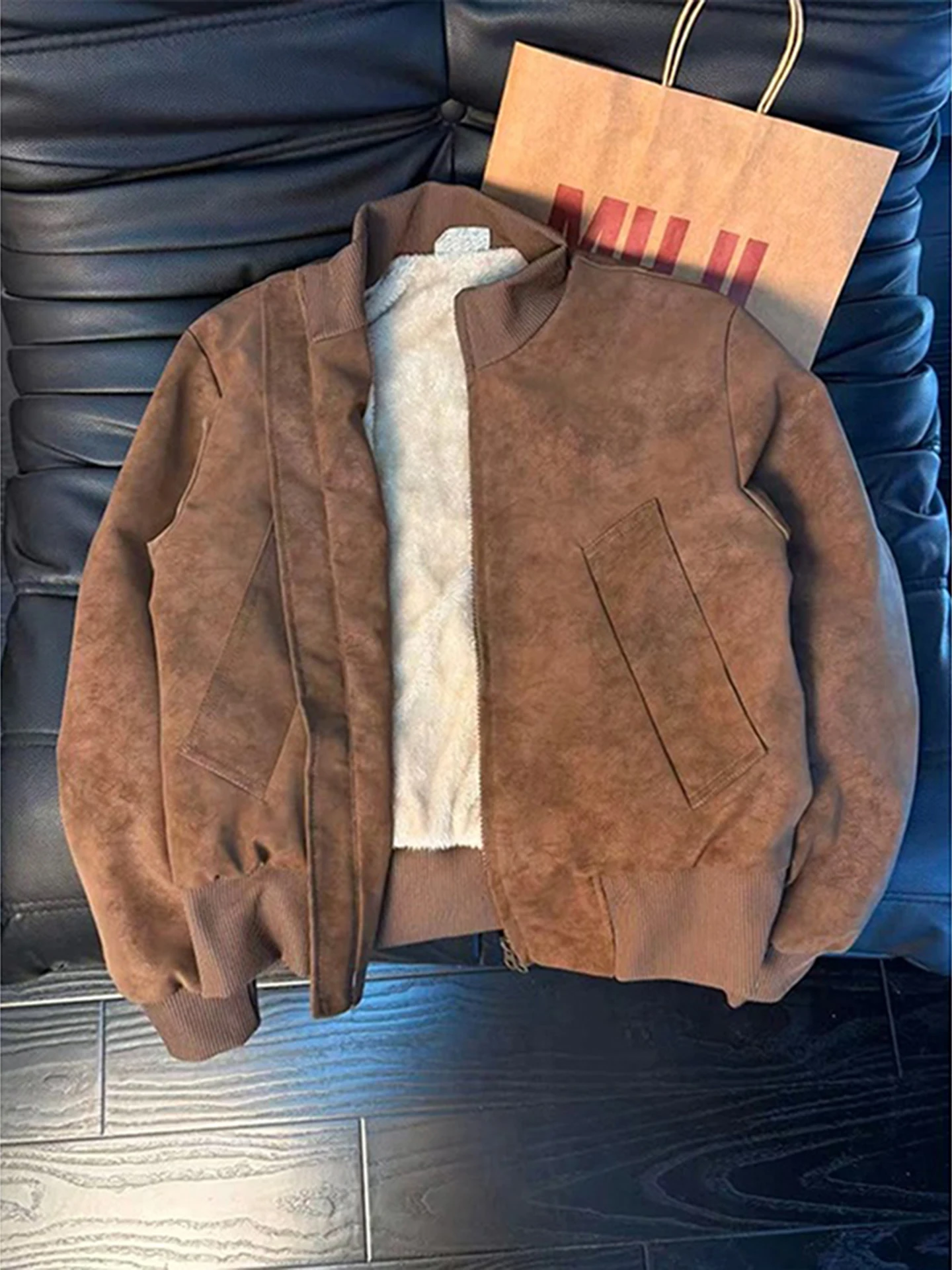 Thiened PU Leather adient Dyed Cotton Jaet Men's Winter Baseball Sle eepskin Vest Warm Long Sve Zipper Closure
Thiened PU Leather adient Dyed Cotton Jaet Men's Winter Baseball Sle eepskin Vest Warm Long Sve Zipper Closure