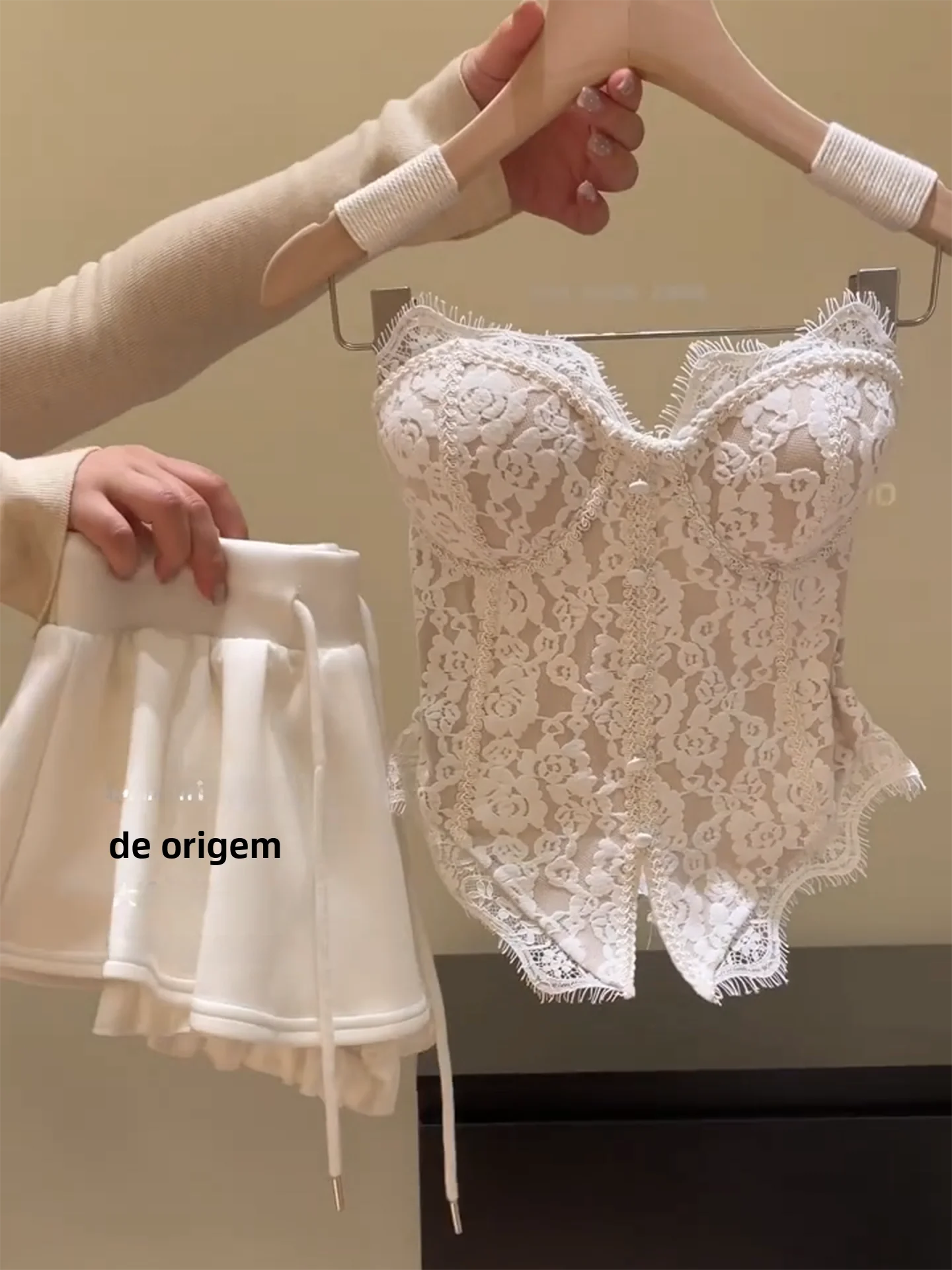 Sweet Spicy Girl Lace Strap Vest Short Sleeveless Inner Wear Sexy Outerwear Autumn Winter Women's Fashion Set Commute Style
Sweet Spicy Girl Lace Strap Vest Short Sleeveless Inner Wear Sexy Outerwear Autumn Winter Women's Fashion Set Commute Style