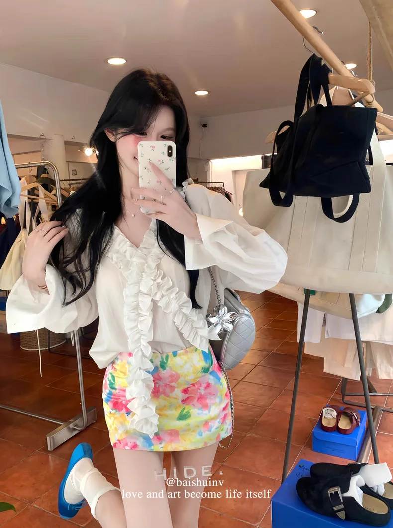 White Long Sleeved Shirt Women's Spring Design Sense Loose V-neck Top Floral Satin Skirt A-line Hip Hugging Shorts Two-piece Set
White Long Sleeved Shirt Women's Spring Design Sense Loose V-neck Top Floral Satin Skirt A-line Hip Hugging Shorts Two-piece Set