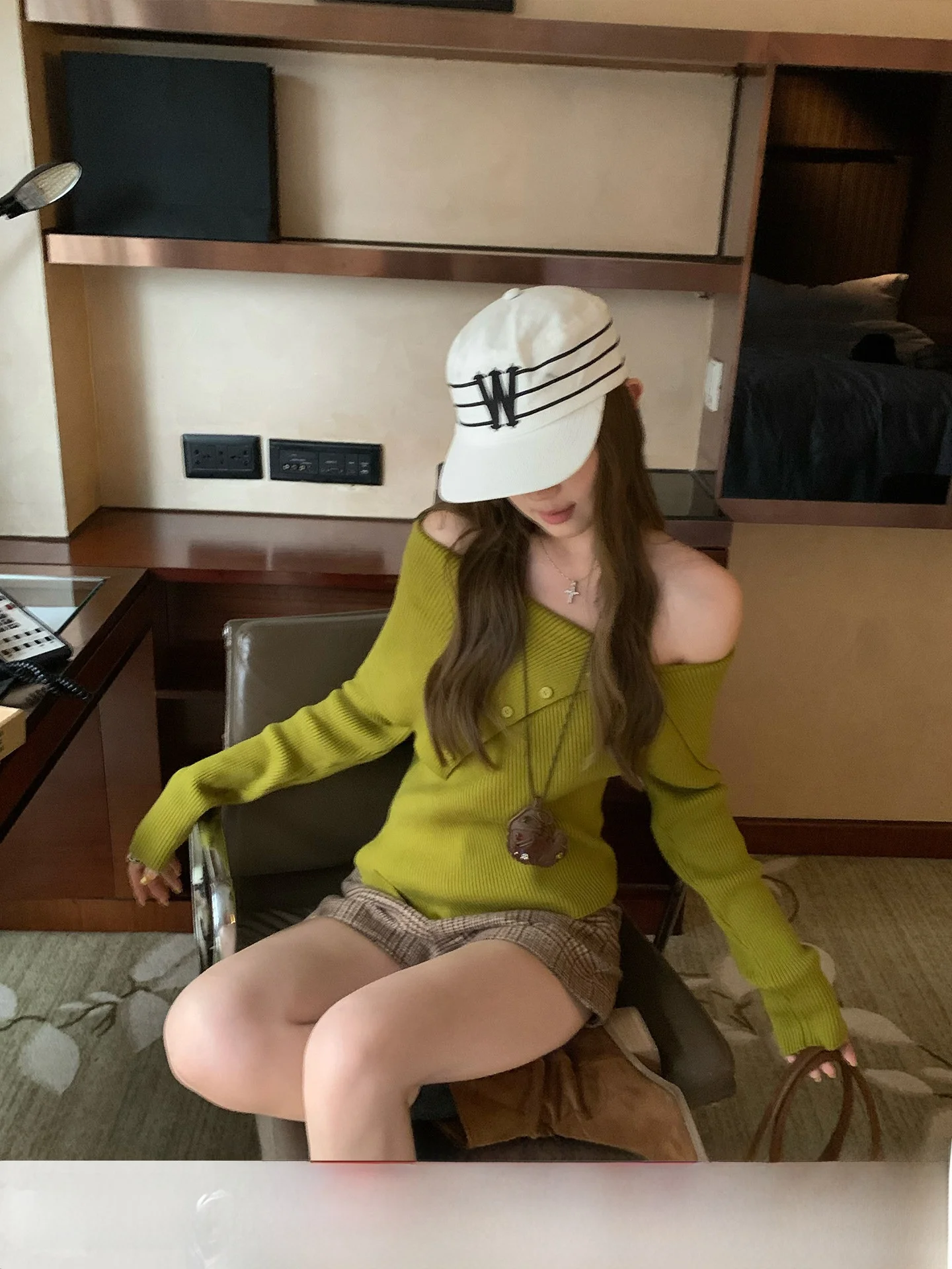 Вязаный свитер Anneop для женщин с открытыми плечами и асимметричным воротником, весенний сезон, повседневный стиль, приталенный крой
Вязаный свитер Anneop для женщин с открытыми плечами и асимметричным воротником, весенний сезон, повседневный стиль, приталенный крой