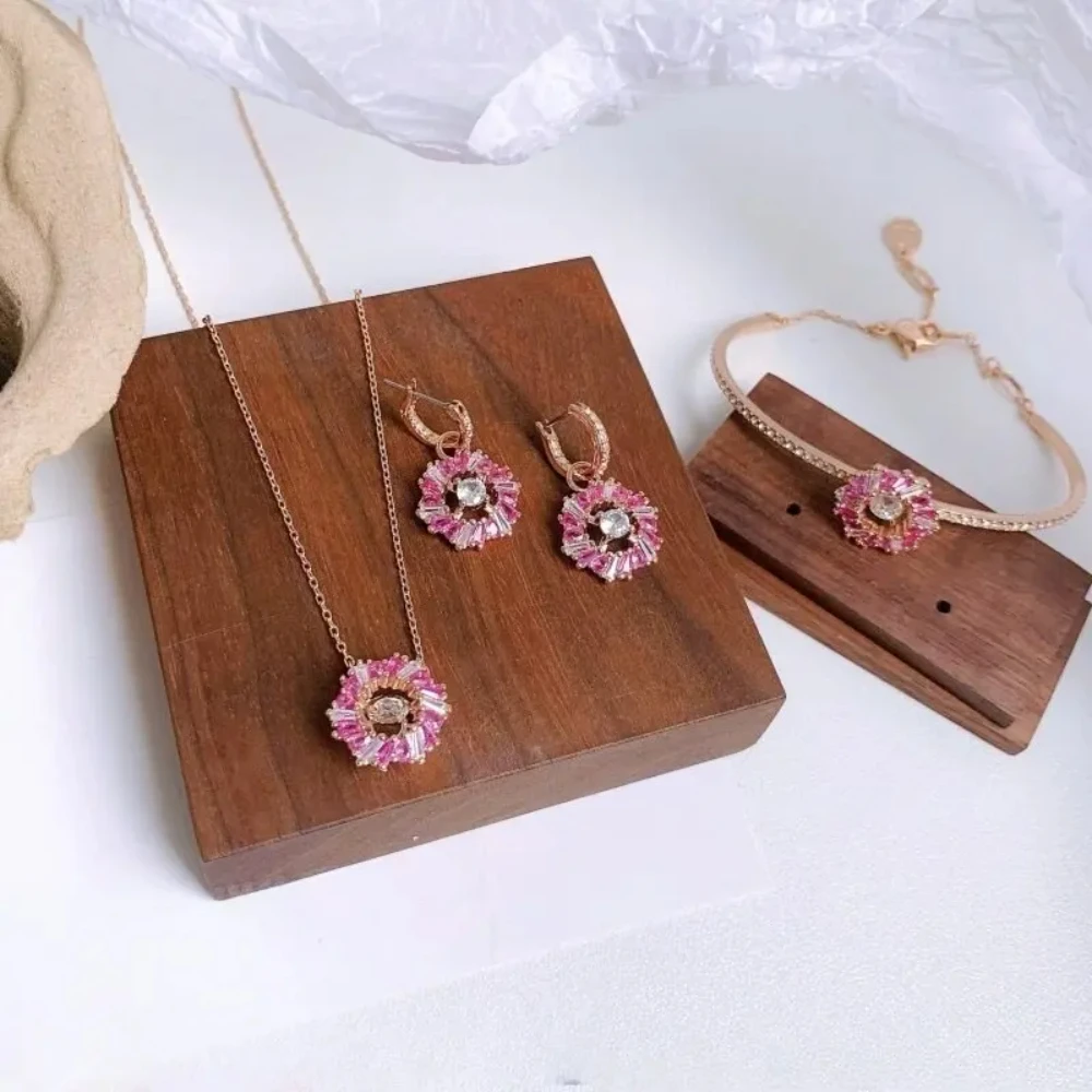 Collares Tendencia 2025 Conjuntos De Joyas Romantic Fresh Flower Shaped Crystal Necklace Earrings Anillos Jewellery Woman
Collares Tendencia 2025 Conjuntos De Joyas Romantic Fresh Flower Shaped Crystal Necklace Earrings Anillos Jewellery Woman