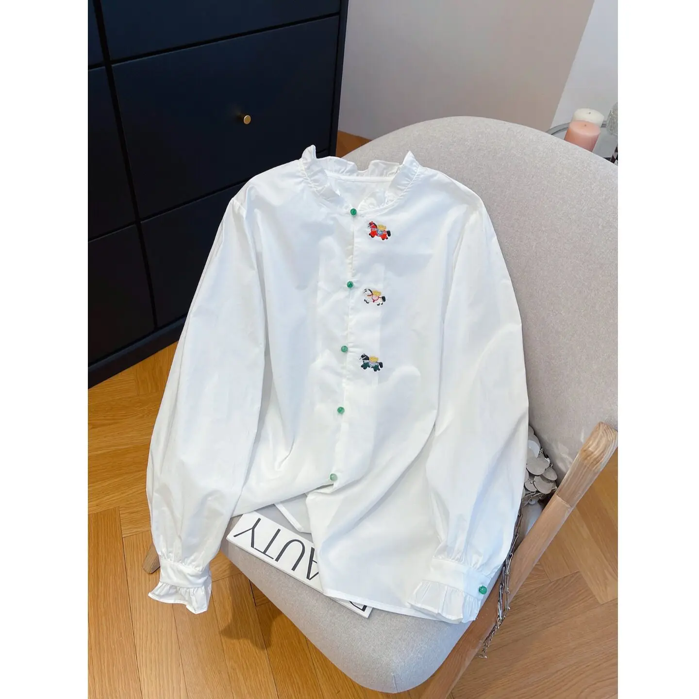 SuperAen Chinese Style Embroidered Lace O-neck White Shirt for Women Long-sleeved 2026 Spring and Summer Loose Tops
SuperAen Chinese Style Embroidered Lace O-neck White Shirt for Women Long-sleeved 2026 Spring and Summer Loose Tops