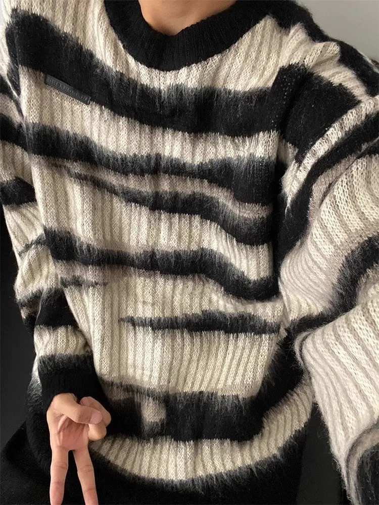 Men's Oversize round Ne Knit Sweater Stripe Camere American Retro Lazy Sle High End Feeling Autumn Winter Casual Wear
Men's Oversize round Ne Knit Sweater Stripe Camere American Retro Lazy Sle High End Feeling Autumn Winter Casual Wear