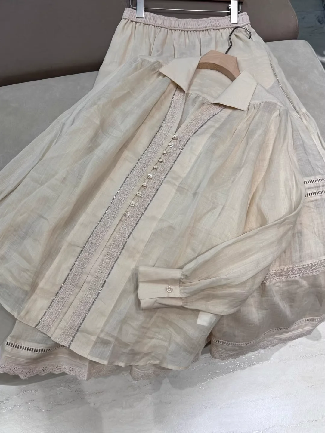 2025 New Women 100% Ramie Set Beaded Single Breasted Turn-down Collar Shirt + Hollow Out Elastic Waist A-Line Long Skirt
2025 New Women 100% Ramie Set Beaded Single Breasted Turn-down Collar Shirt + Hollow Out Elastic Waist A-Line Long Skirt