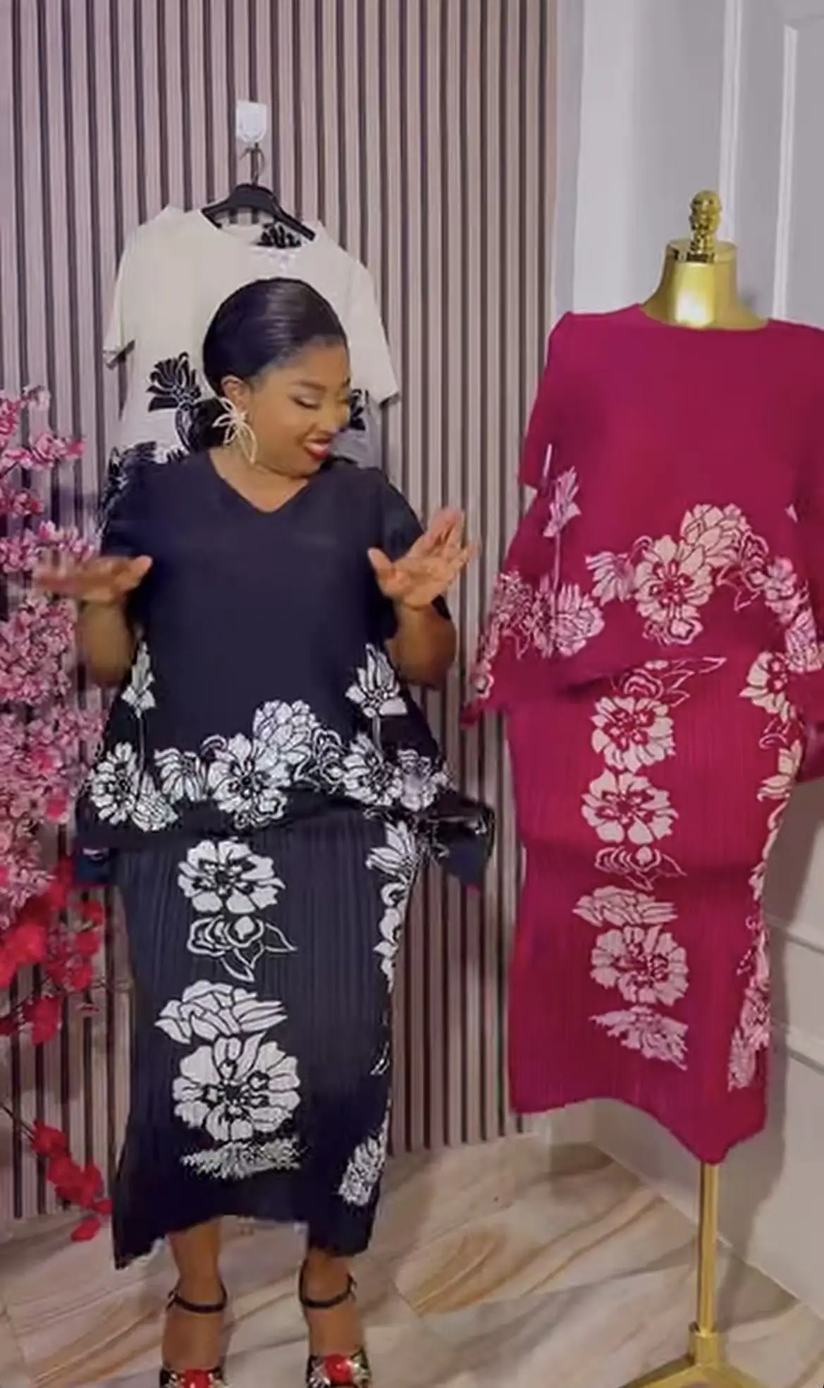 Высококачественный черный костюм Miyake 2022, женский плиссированный весенний топ с принтом, летняя новая плиссированная юбка, комплект из двух предметов
Высококачественный черный костюм Miyake 2022, женский плиссированный весенний топ с принтом, летняя новая плиссированная юбка, комплект из двух предметов