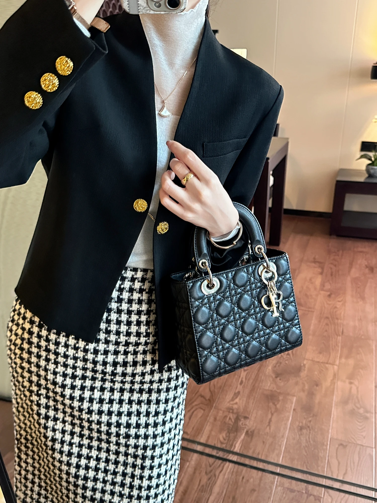 Женский деловой костюм из ацетатного материала с металлическим блеском, V-образный вырез, длинные рукава, дышащий, для офиса и повседневной носки
Женский деловой костюм из ацетатного материала с металлическим блеском, V-образный вырез, длинные рукава, дышащий, для офиса и повседневной носки