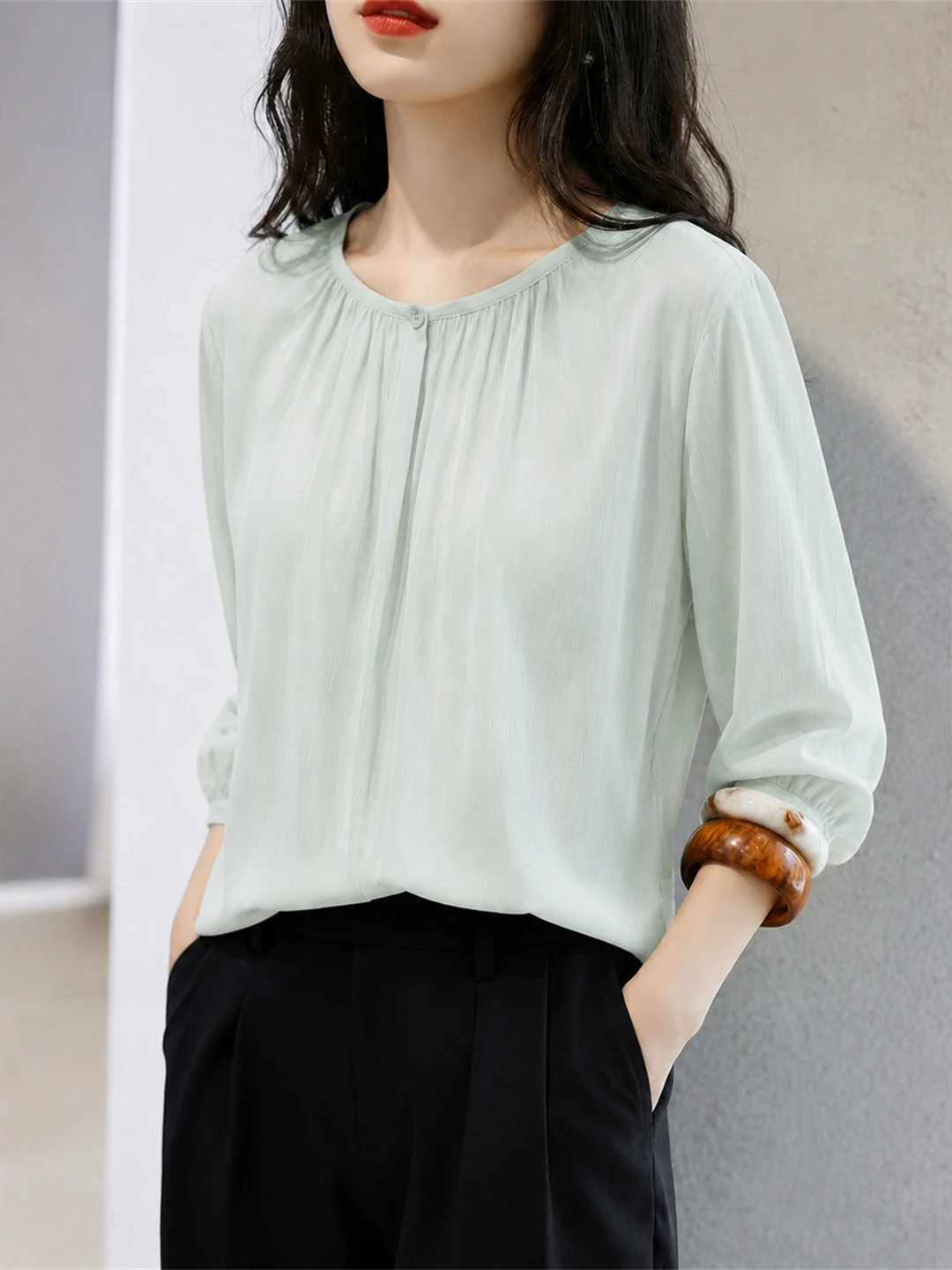 Slimming Effect Loose Fit round Neck Soft Skin-friendly Summer Shirt Korean Style Straight Cut Silk Top for Young Women
Slimming Effect Loose Fit round Neck Soft Skin-friendly Summer Shirt Korean Style Straight Cut Silk Top for Young Women