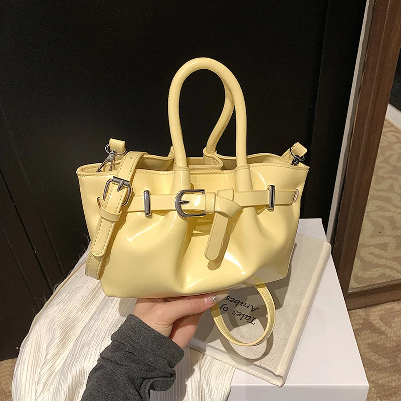 Fashionable and versatile handbag for women, 2026 new style, high-end and simple pleated crossbody bucket bag
Fashionable and versatile handbag for women, 2026 new style, high-end and simple pleated crossbody bucket bag