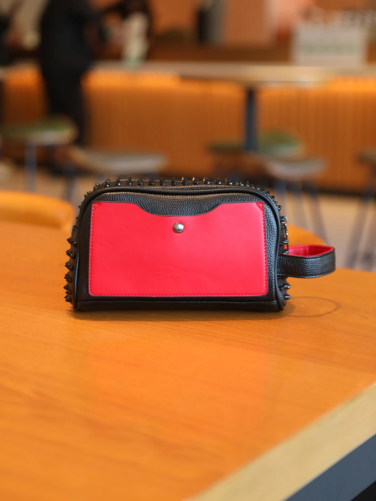 Stylish PU Leather Handbag for Women & Men, Lightweight Zipper Phone Bag, Casual Rivet Decorated Evening Party Clutch
Stylish PU Leather Handbag for Women & Men, Lightweight Zipper Phone Bag, Casual Rivet Decorated Evening Party Clutch