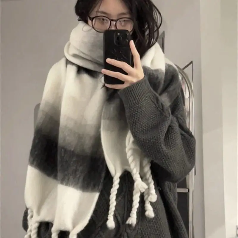 Gradient Stripe Cashmere Scarf Men's Women's Warm Shoulder Shawl Korean Style Spring Summer Fashion Accessories Yangjing Brand
Gradient Stripe Cashmere Scarf Men's Women's Warm Shoulder Shawl Korean Style Spring Summer Fashion Accessories Yangjing Brand