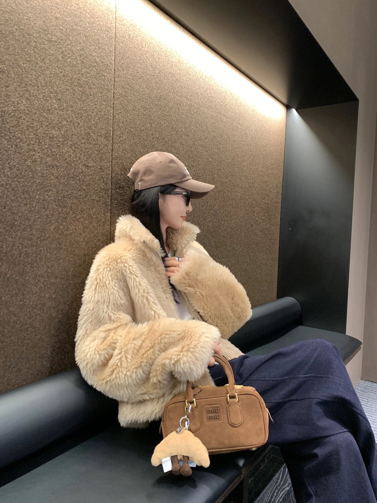 Thi Warm 00 Wool Fur Jaet Lady's Commute Sle Inteated Skin Fur Coat Extra Thi Warmth Soft Velvet Inner Zipper Closure
Thi Warm 00 Wool Fur Jaet Lady's Commute Sle Inteated Skin Fur Coat Extra Thi Warmth Soft Velvet Inner Zipper Closure