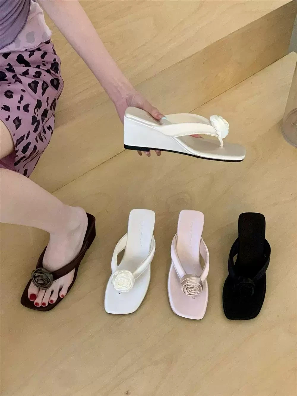 2026 Summer New Sweet Square-Toe Slip-On Floral Wedge Flip-Flop Vacation Style Beach Sandals
2026 Summer New Sweet Square-Toe Slip-On Floral Wedge Flip-Flop Vacation Style Beach Sandals