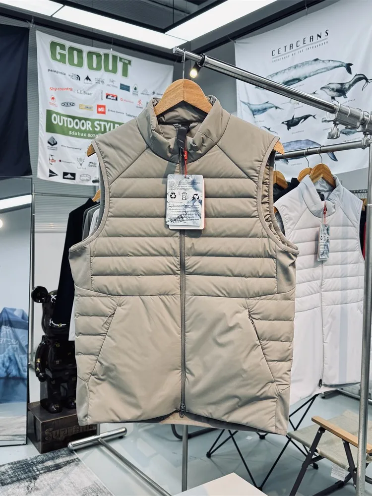 Мужской пуховый жилет Lulu Outdoor: ветрозащитный, водоотталкивающий, износостойкий, с воротником-стойкой, модный городской стиль, белый, на пуху.
Мужской пуховый жилет Lulu Outdoor: ветрозащитный, водоотталкивающий, износостойкий, с воротником-стойкой, модный городской стиль, белый, на пуху.