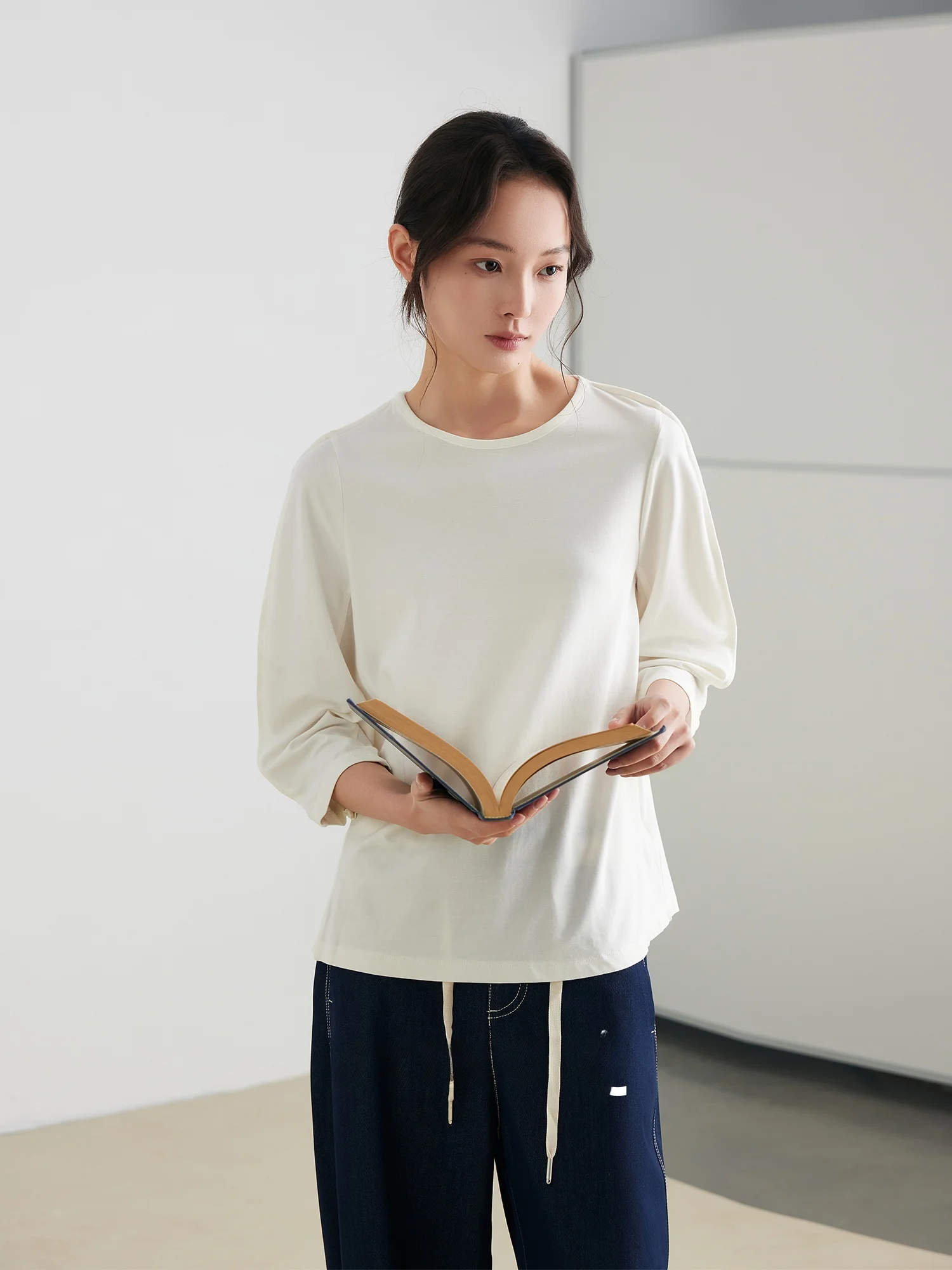 Элегантная повседневная свободная женская футболка с коротким рукавом: модная, простая, универсальная, весенняя новинка, комфортная, дышащая.
Элегантная повседневная свободная женская футболка с коротким рукавом: модная, простая, универсальная, весенняя новинка, комфортная, дышащая.