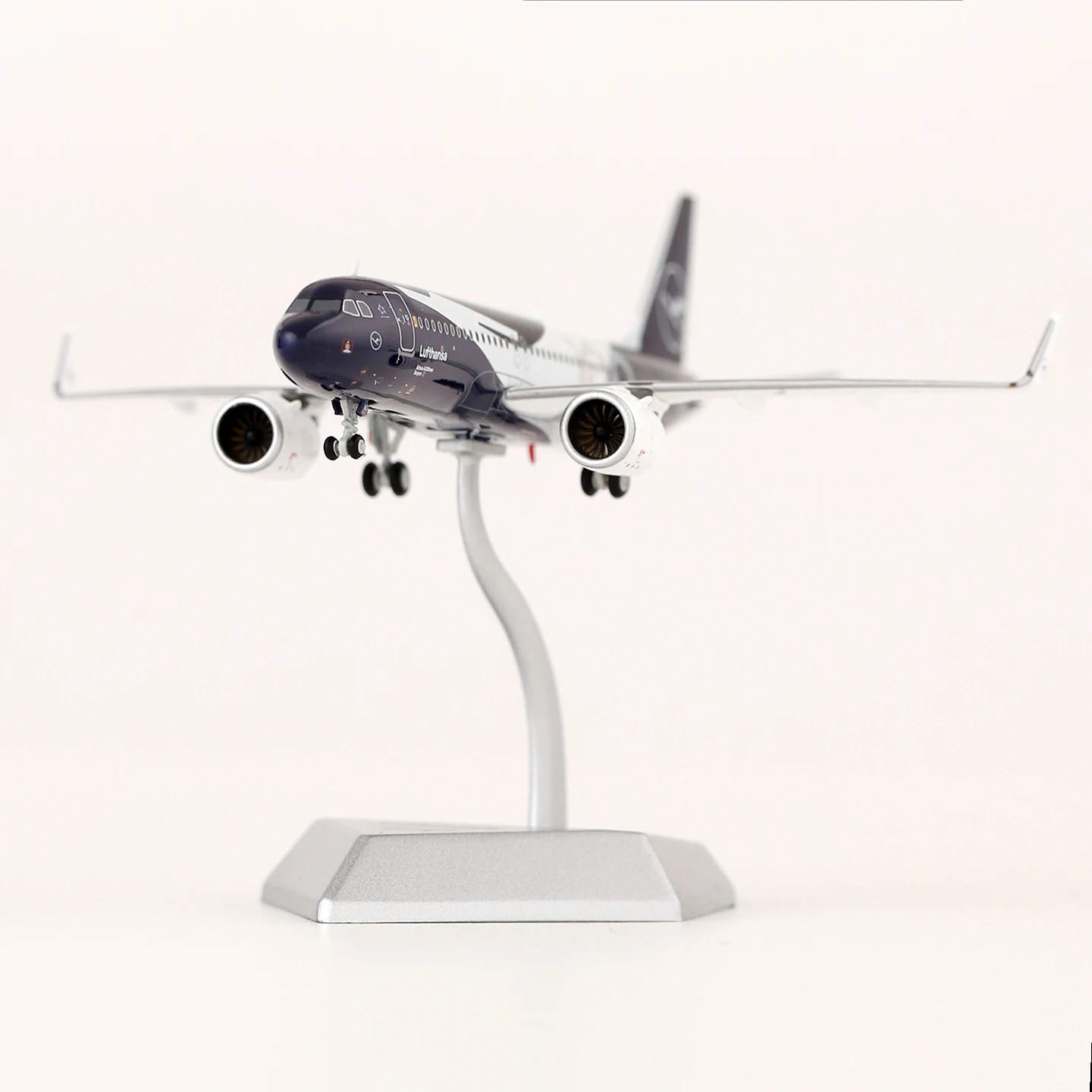 A420701 Alloy Collectible Plane Gift HX Models 1:400 Lufthansa "StarAlliance" Airbus A320neo Diecast Aircraft Jet Model D-AING
A420701 Alloy Collectible Plane Gift HX Models 1:400 Lufthansa "StarAlliance" Airbus A320neo Diecast Aircraft Jet Model D-AING